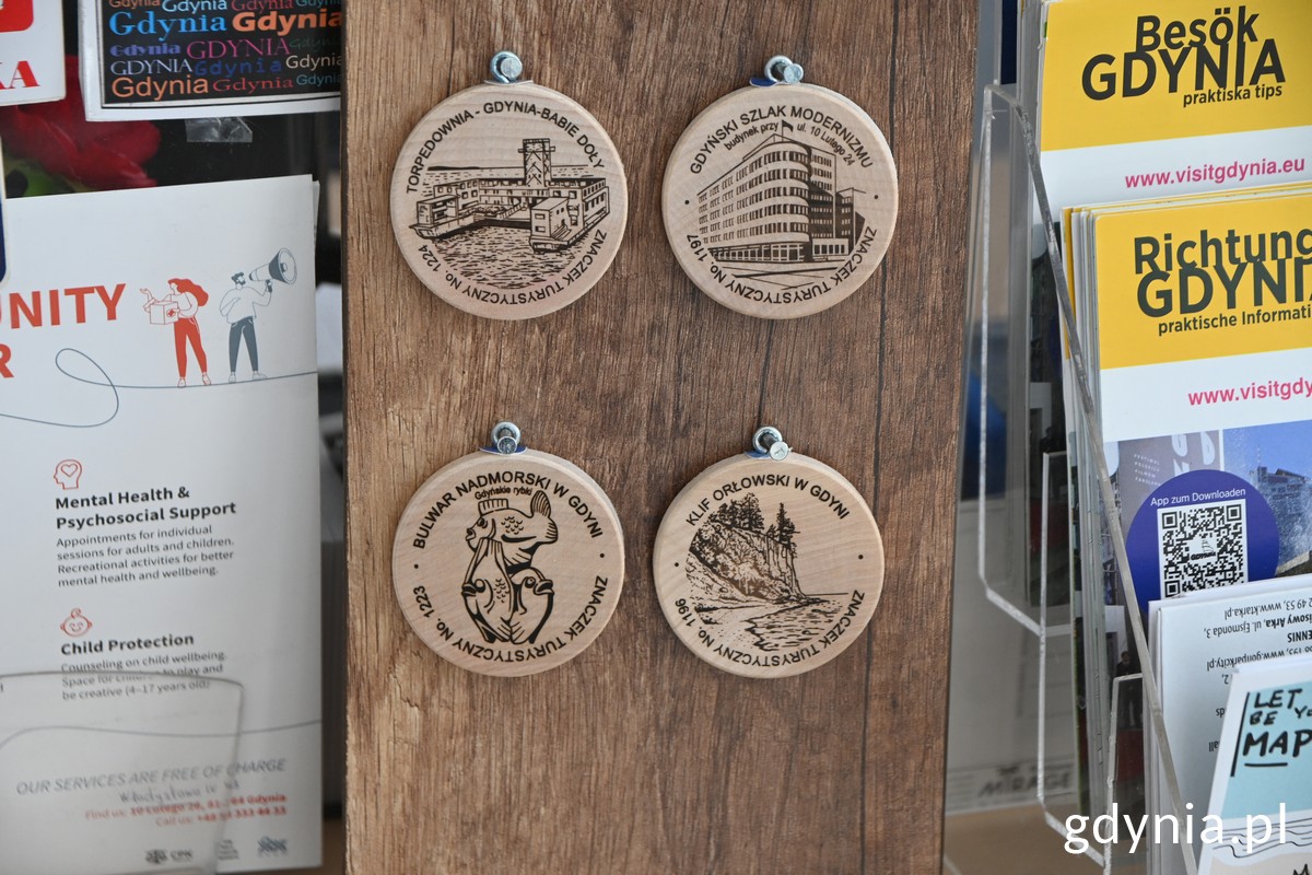 Nowe znaczki turystyczne: torpedownia i budynek PLO