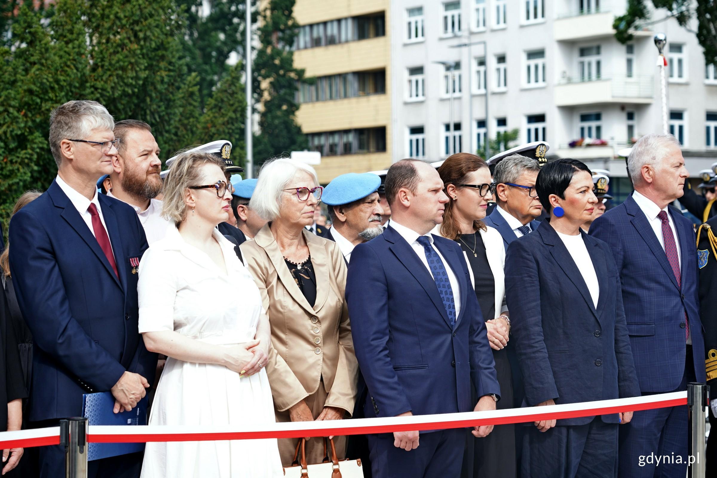 W uroczystościach z okazji 82. rocznicy wybuchu powstania warszawskiego wzięli udział parlamentarzyści i samorządowcy. Od prawej: senator Sławomir Rybicki, Beata Koniarska &ndash; radna Sejmiku Wojew&oacute;dztwa Pomorskiego, posłowie Wioleta Tomczak i Rafał Siemaszko, radni Gdyni Joanna Zielińska, Agnieszka Tokarska i Łukasz Strzałkowski oraz wiceprezydent Rafał Geremek (fot. Magdalena Czernek)