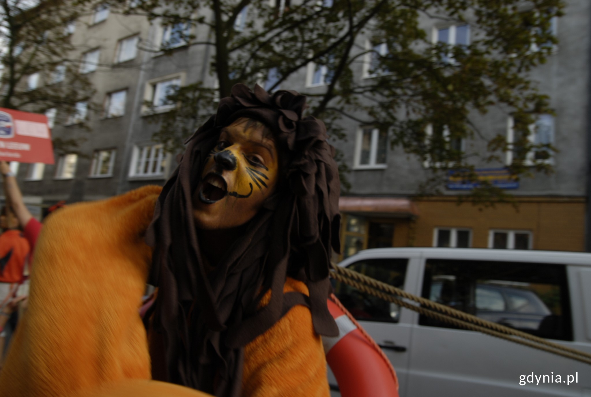 Podczas parady w trakcie The Culture Tall Ships Regatta jeden z członk&oacute;w załogi witał mieszkańc&oacute;w w przebraniu kr&oacute;la zwierząt/fot. Krzysztof Romański