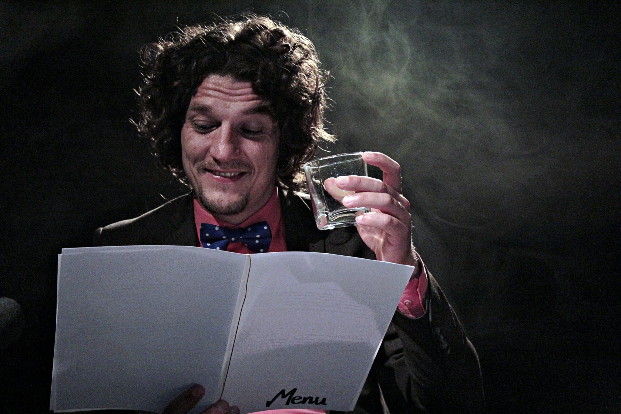 Zdjęcie z pr&oacute;by do spektaklu "Kongres futurologiczny" na podstawie opowieści Stanisława Lema. Jeden z aktor&oacute;w - Piotr Srebrowski - trzyma w ręku kartę z menu // fot. materiały prasowe