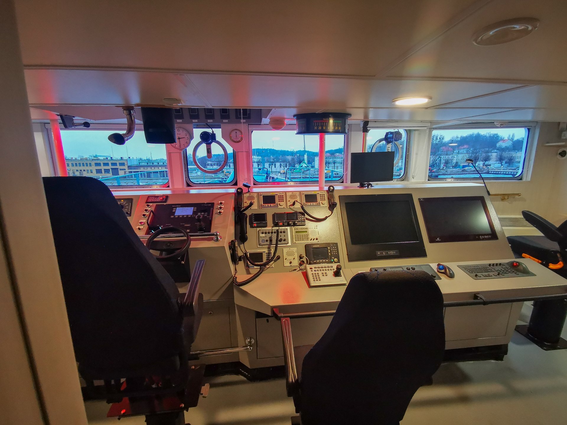 Nowe stanowisko dowodzenia na okręcie ORP "Wodnik". Z przodu stoją dwa czarne fotele, tuż za nimi stanowisko z r&oacute;żnego rodzaju urządzeniami i ekranami // fot. kmdr ppor. Radosław Pioch