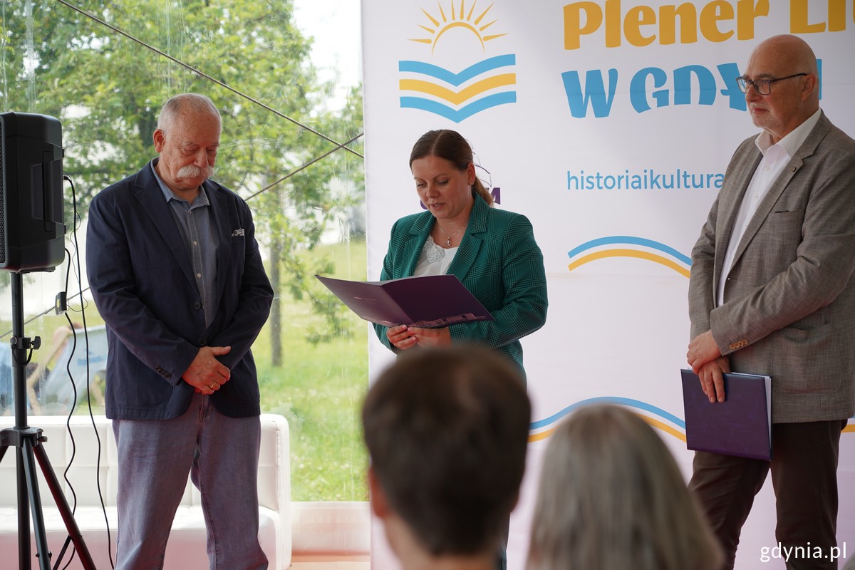 kapitan żeglugi wielkie Franciszek Habera, prezydent Gdyni Aleksandra Kosiorek i Jacek Oryl, wiceprezes zarządu Fundacji Historia i Kultura