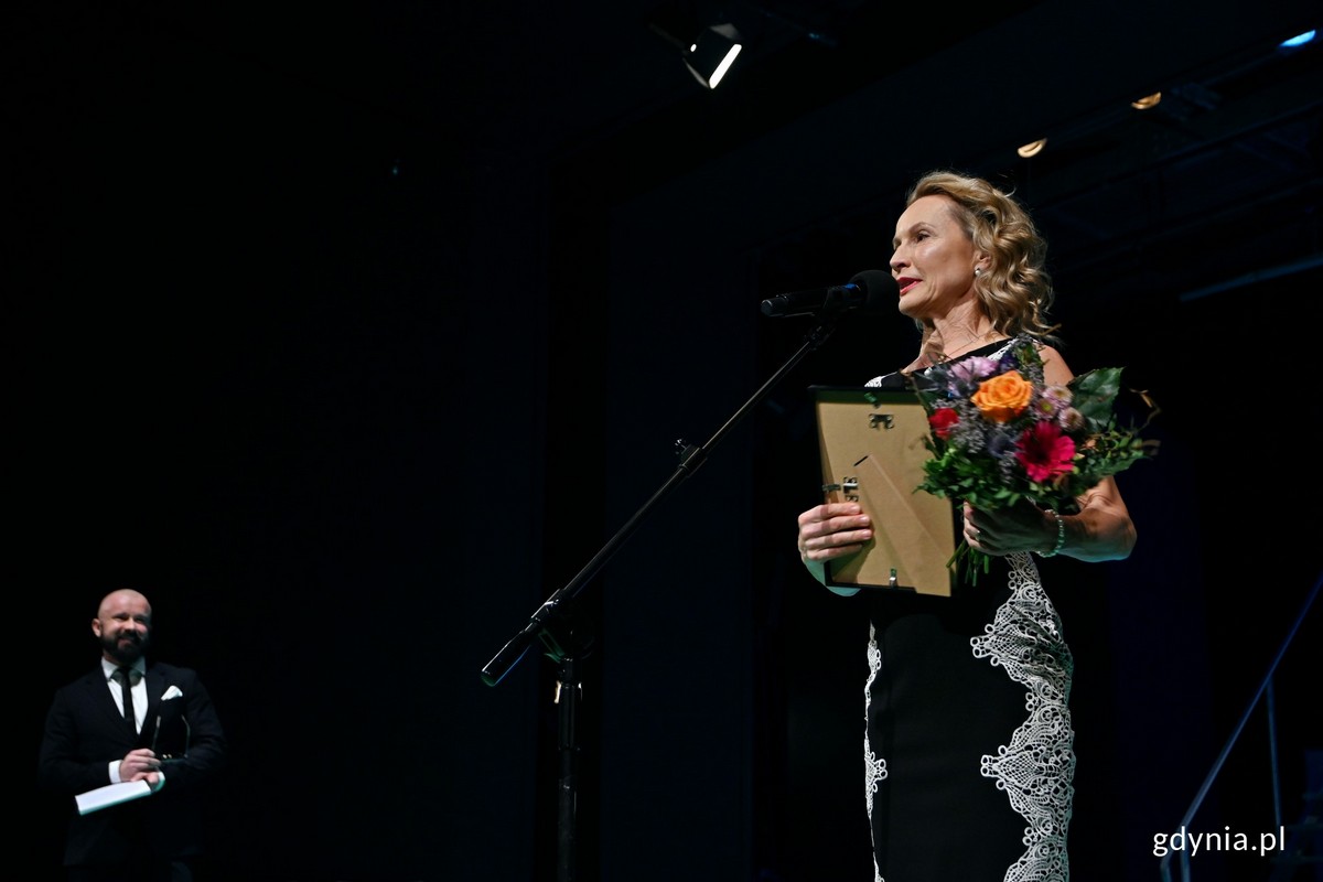 Beata Buczek-Żarnecka, aktora Teatru Miejskiego w Gdyni, po odebraniu Nagrody Prezydenta Gdyni z okazji Międzynarodowego Dnia Teatru. Po lewej stronie zdjęcia: Tomasz Podsiadły - prowadzący galę i szef Bałtyckiego Teatru R&oacute;żnorodności (fot. Magdalena Czernek)