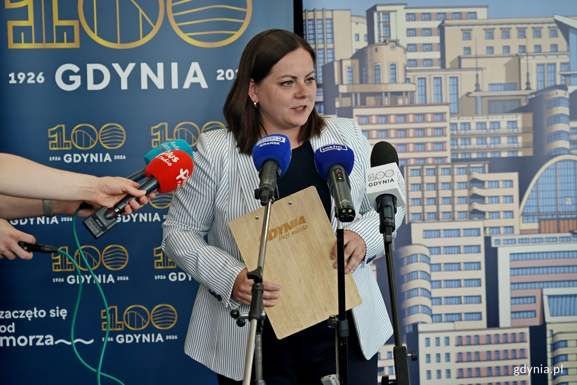 Prezydent Gdyni Aleksandra Kosiorek przemawiająca podczas konferencji w Miejskiej Informacji Turystycznej (fot. Magdalena Czernek)
