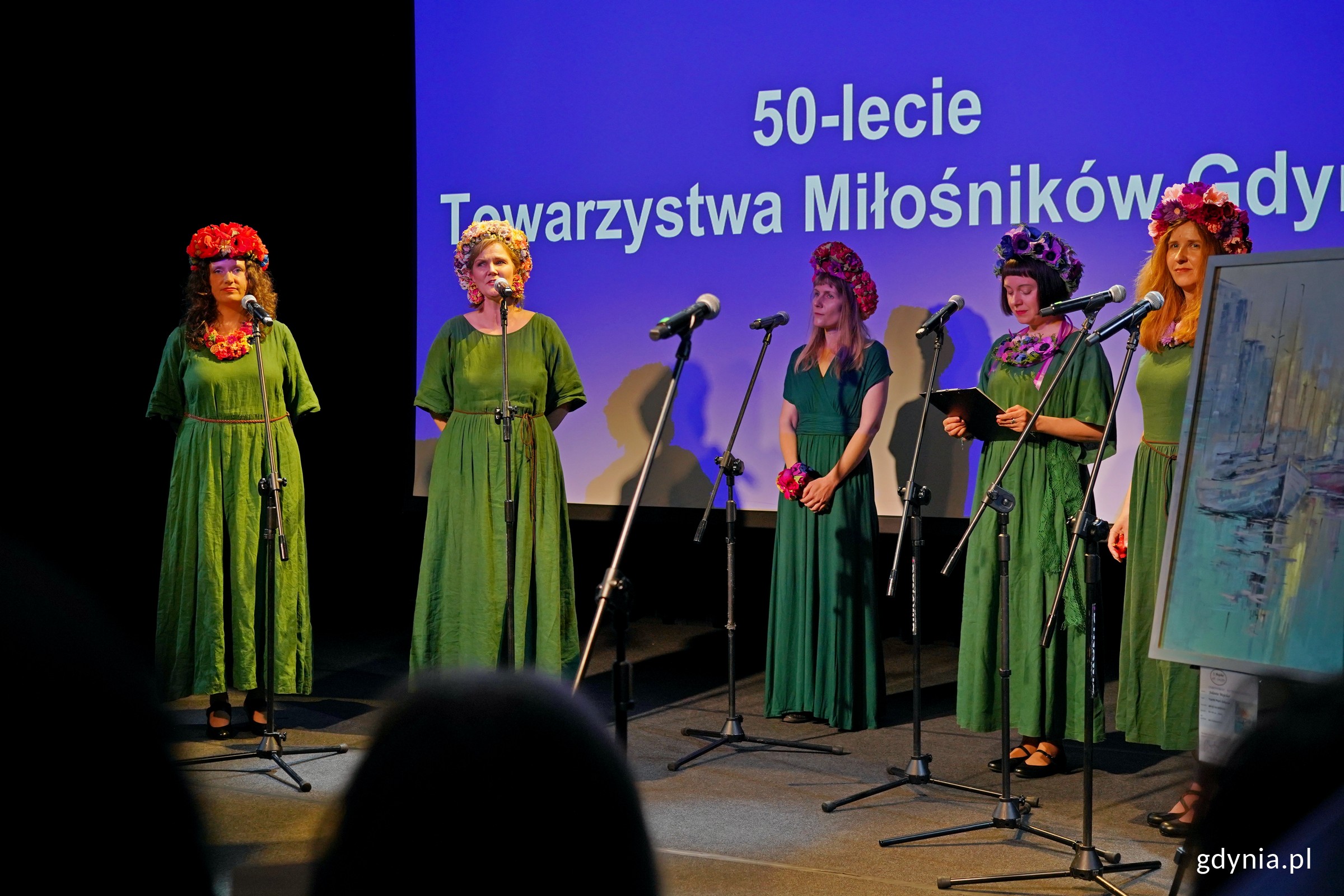 Artystki z Akademii Głos&oacute;w Tradycji podczas występu na uroczystości z okazji 50-lecia Towarzystwa Miłośnik&oacute;w Gdyni (fot. Magdalena Czernek)