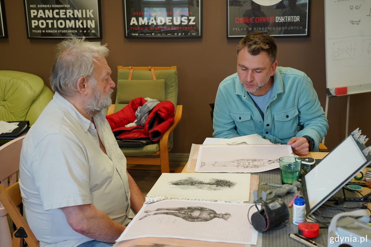 Marek Skrobecki, reżyser i Michał Bystry, kierownik produkcji  siedzą nad szkicami z Don Kichota