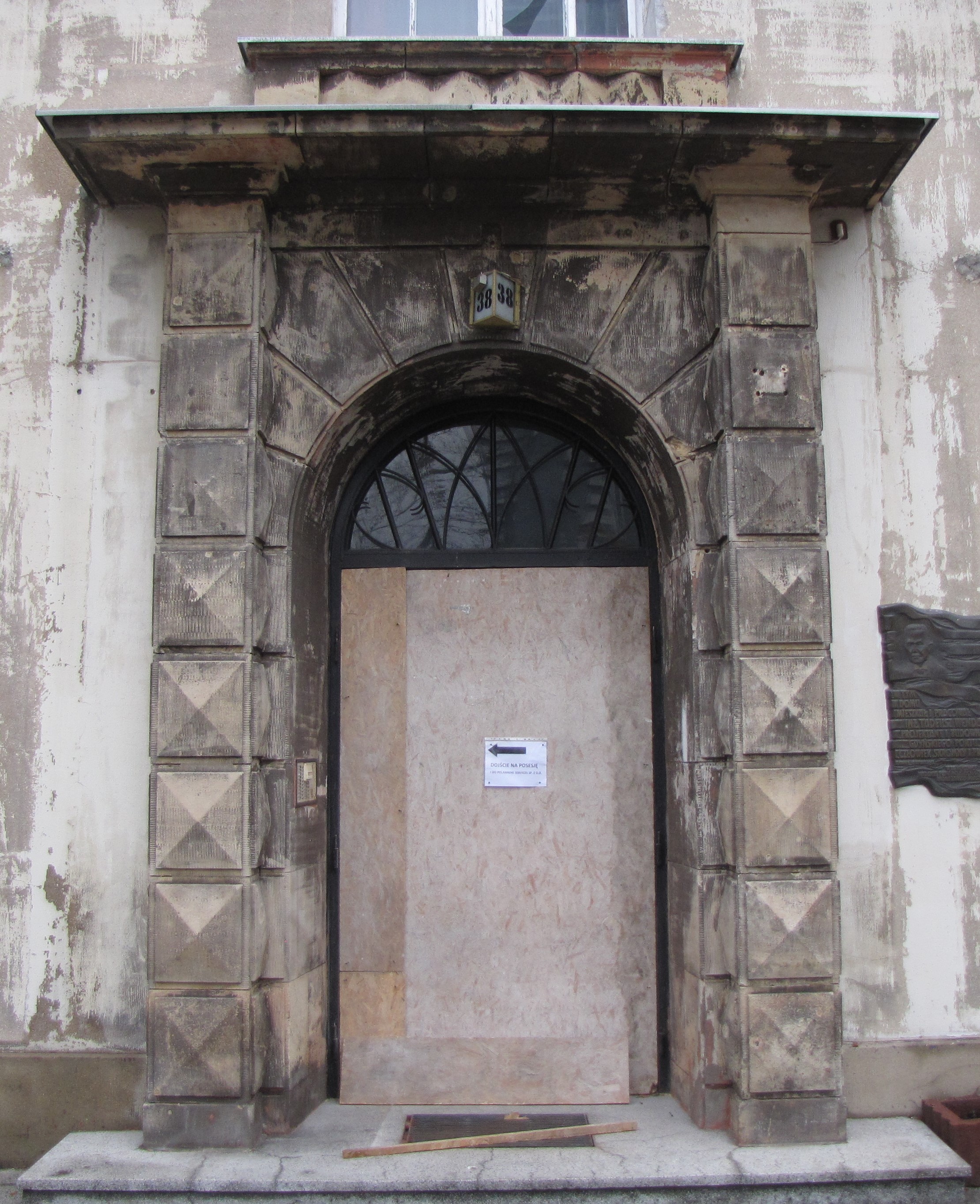 Portal budynku Biura Budowy Portu przy ul. Waszyngtona 38 z lat 20. XX w., wykonany z masywnych blok&oacute;w kamiennych z piaskowca