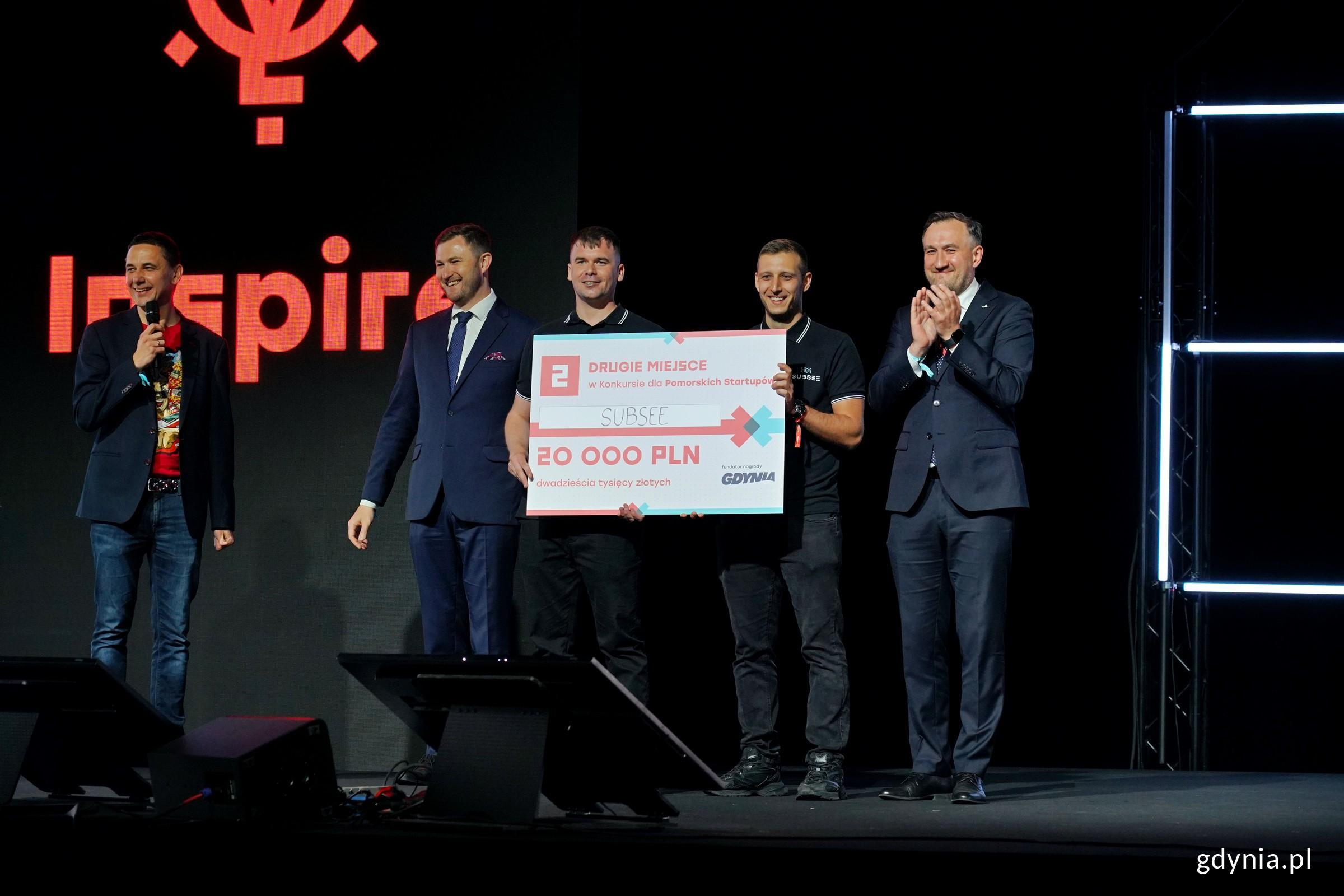 Wiceprezydent Gdyni Tomasz Augustyniak oraz Piotr Grzelak &ndash; zastępca prezydent Gdańska ds. zr&oacute;wnoważonego rozwoju i gospodarki wraz z założycielami Subsee &ndash; Arturem Słobodą i Pawłem Kwiatkowskim, laureatami drugiego miejsca w konkursie dla pomorskich start-up&oacute;w na Infoshare (fot. Magdalena Czernek)