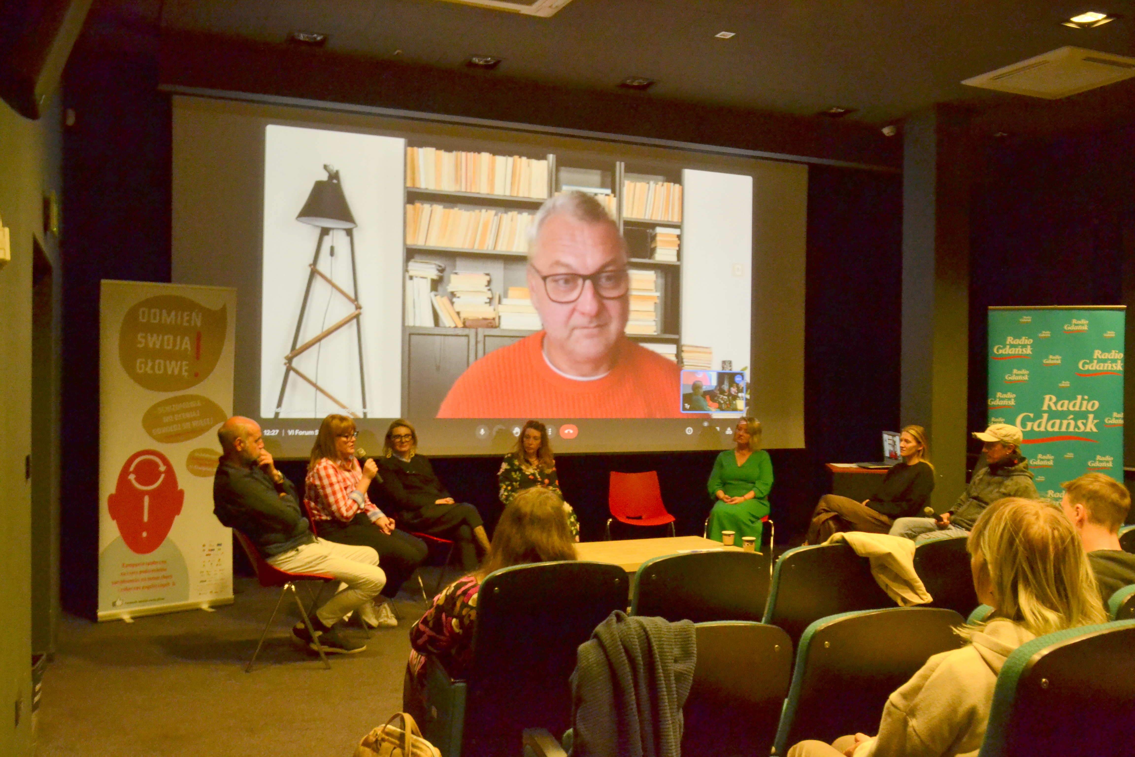 Grupa os&oacute;b w trakcie dyskusji