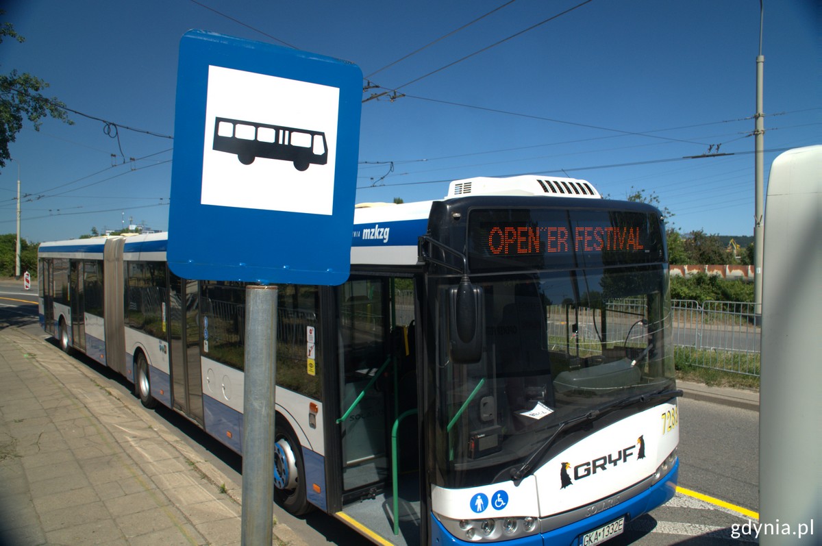 Autobus z napisem Open'er Festival stojacy na przystanku