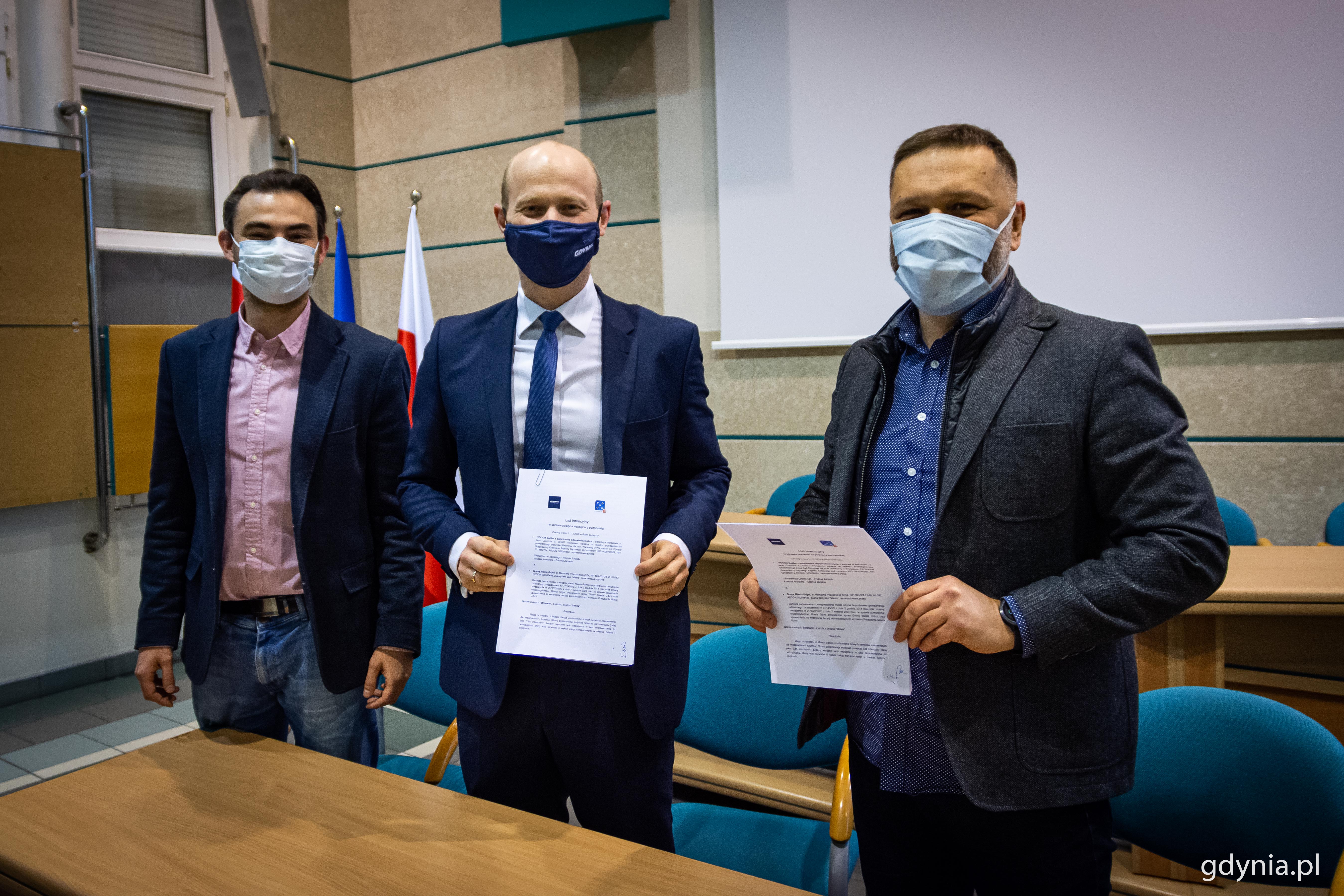 Wiceprezydent Bartosz Bartoszewicz podpisał list intencyjny z Vooom. Na zdj. (od lewej): Piotr Wiśniewski, kierownik GCK, wiceprezydent Gdyni Bartosz Bartoszewicz i&nbsp;Włodzimierz Łoziński, CEO Vooom. Fot. Kamil Złoch