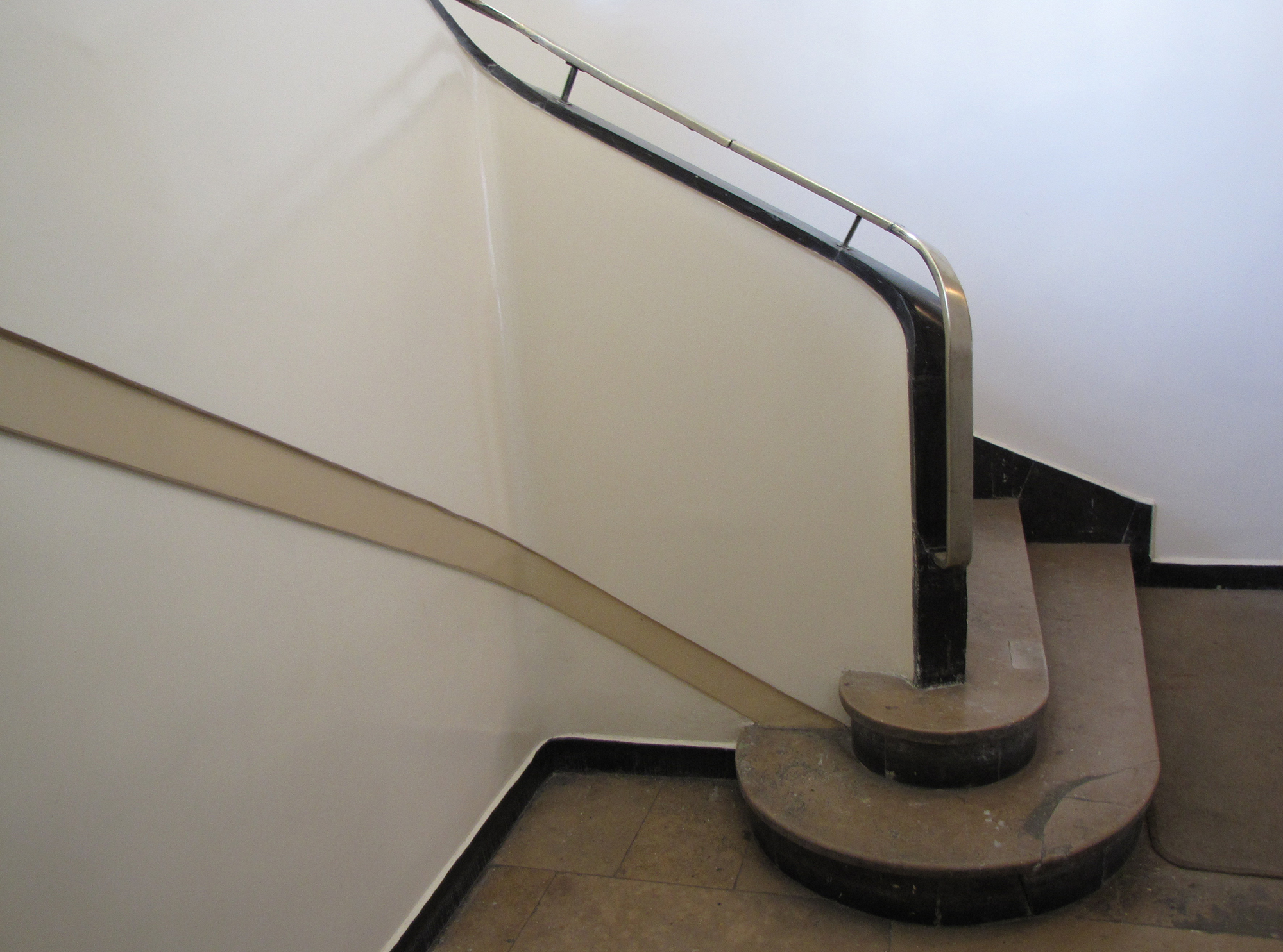 Początek schod&oacute;w w kamienicy przy ul. Świętojańskiej 44