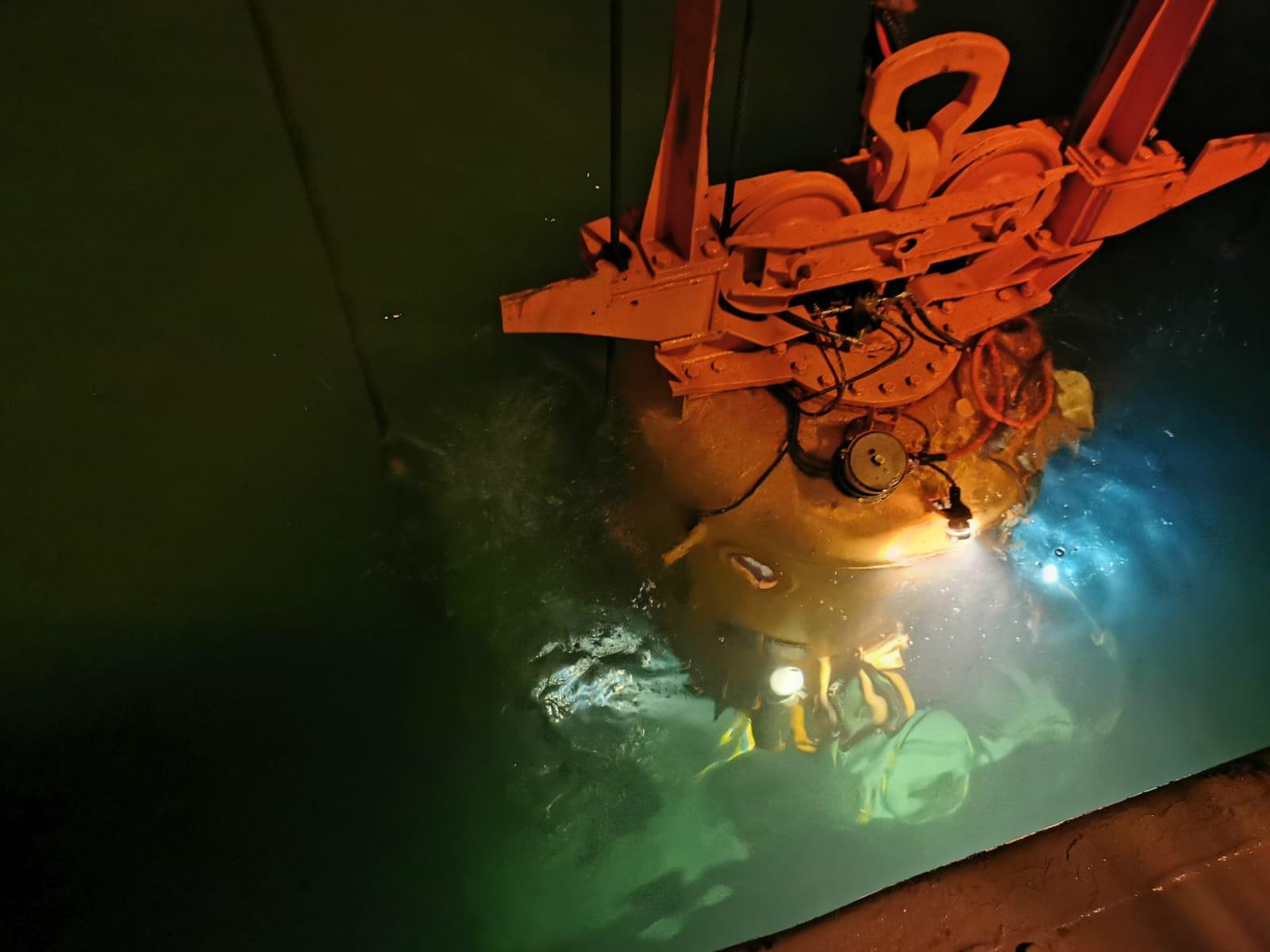 Dzwon nurkowy, fot. załoga ORP &bdquo;Lech&rdquo;