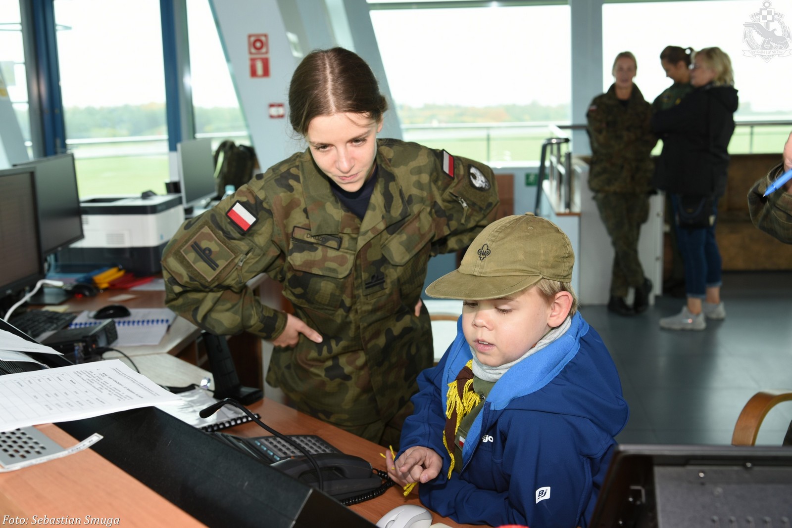 Chłopcy zwiedzili też miejsca pracy lotniskowego personelu, fot. Sebastian Smuga