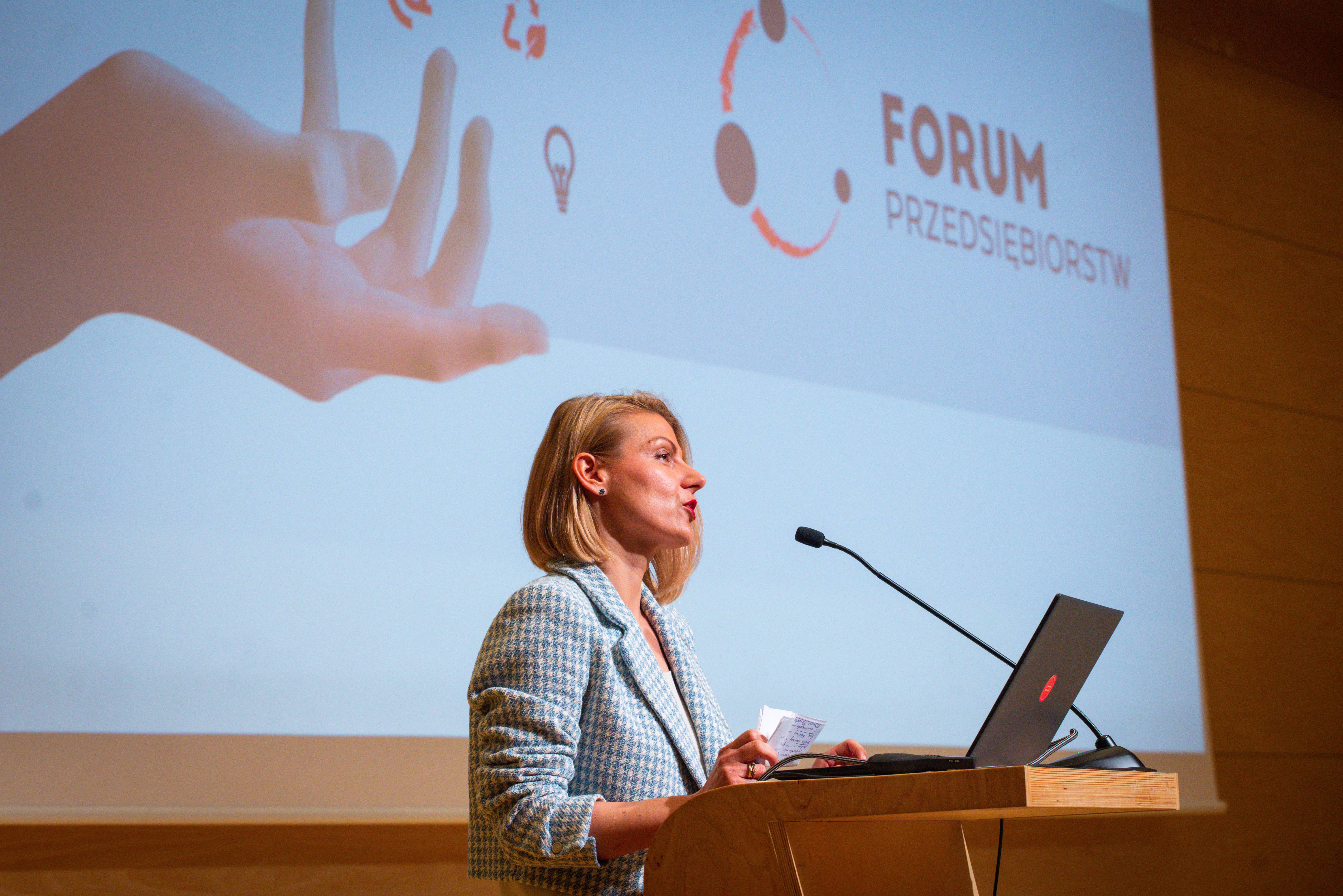 W imieniu prezydenta Gdyni, kt&oacute;ry objął wydarzenie swoim honorowym patronatem uczestnik&oacute;w powitała Aleksandra Mendryk - skarbnik miasta Gdyni, fot. Anna Rezulak / Agencja Rozwoju Pomorza