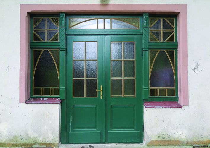 Drzwi do dworu Nowe Obłuże przy ul. Rybak&oacute;w z początku XX w. ze zrekonstruowanym układem podział&oacute;w i odtworzeniem oryginalnego zielonego koloru.