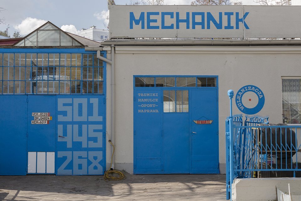 Odmieniony warsztat mechanika na gdyńskim Grab&oacute;wku - kolejny z re:design&oacute;w w mieście, fot. Traffic Design / Rafał Kołsut