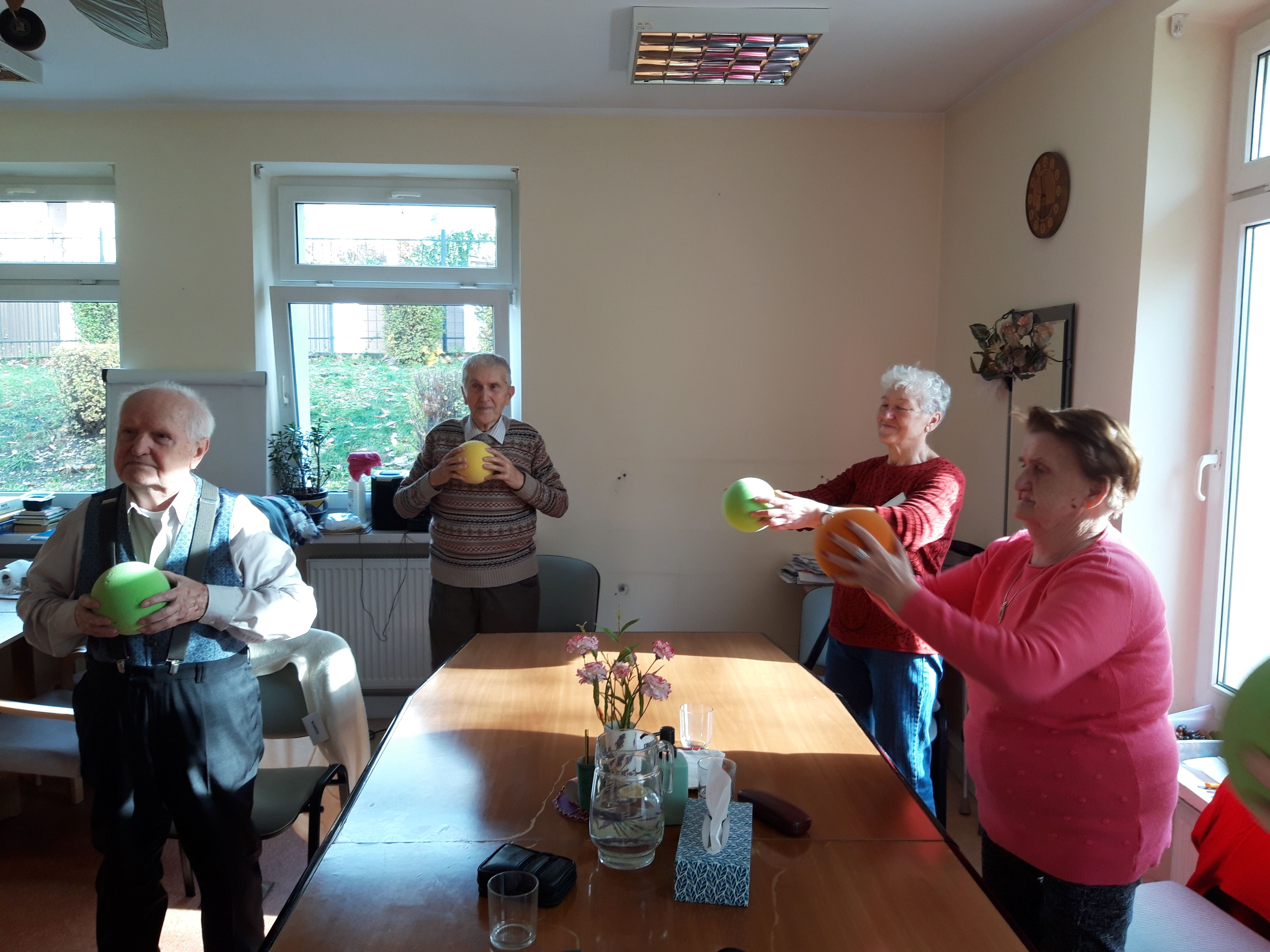 osoby starsze ćwiczą w pomieszczeniu