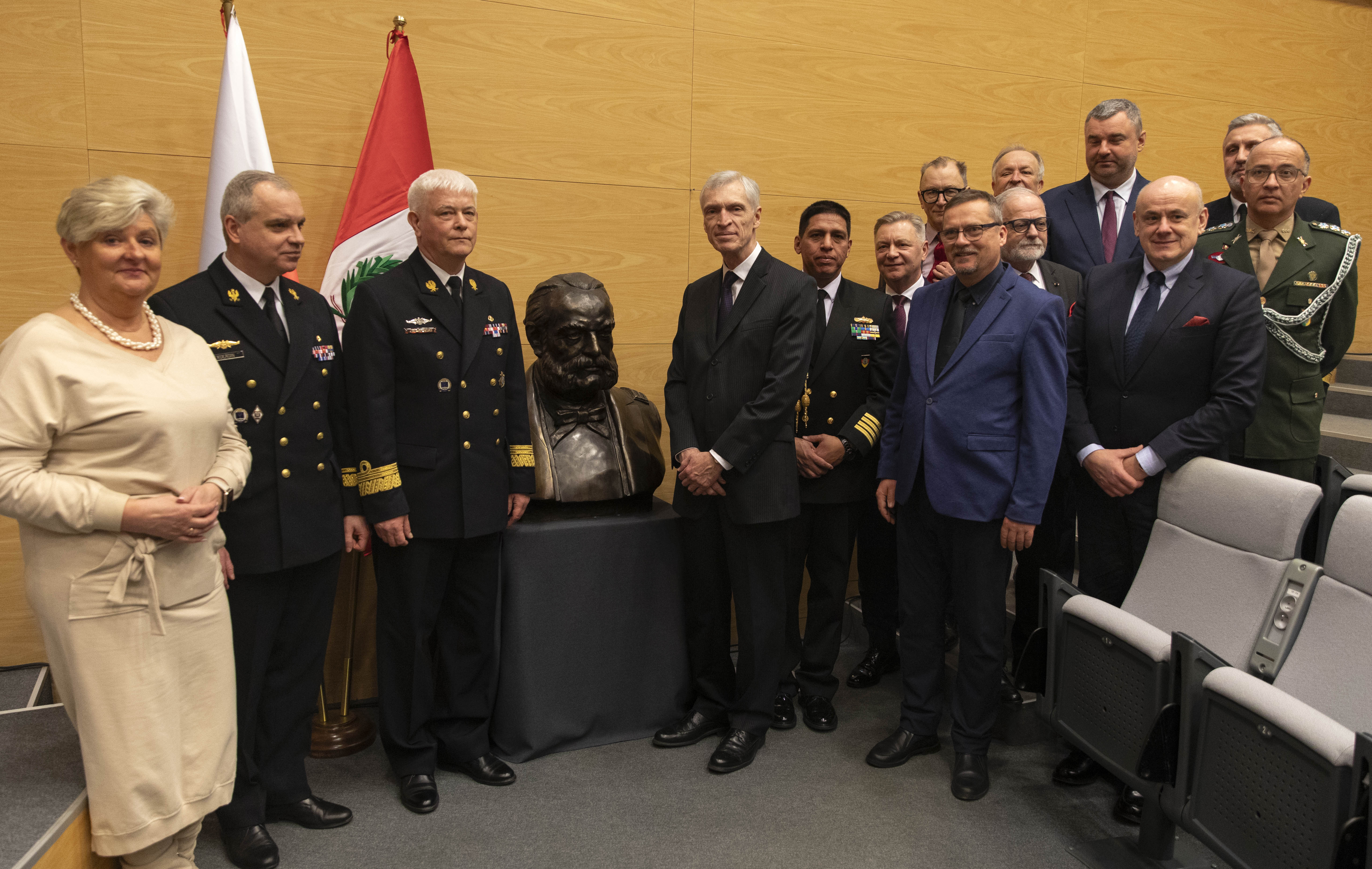 Przekazanie popiersia admirała Miguela Grau Seminario dla Muzeum Marynarki Wojennej w Gdyni (fot. materiały prasowe muzeummw.pl) 