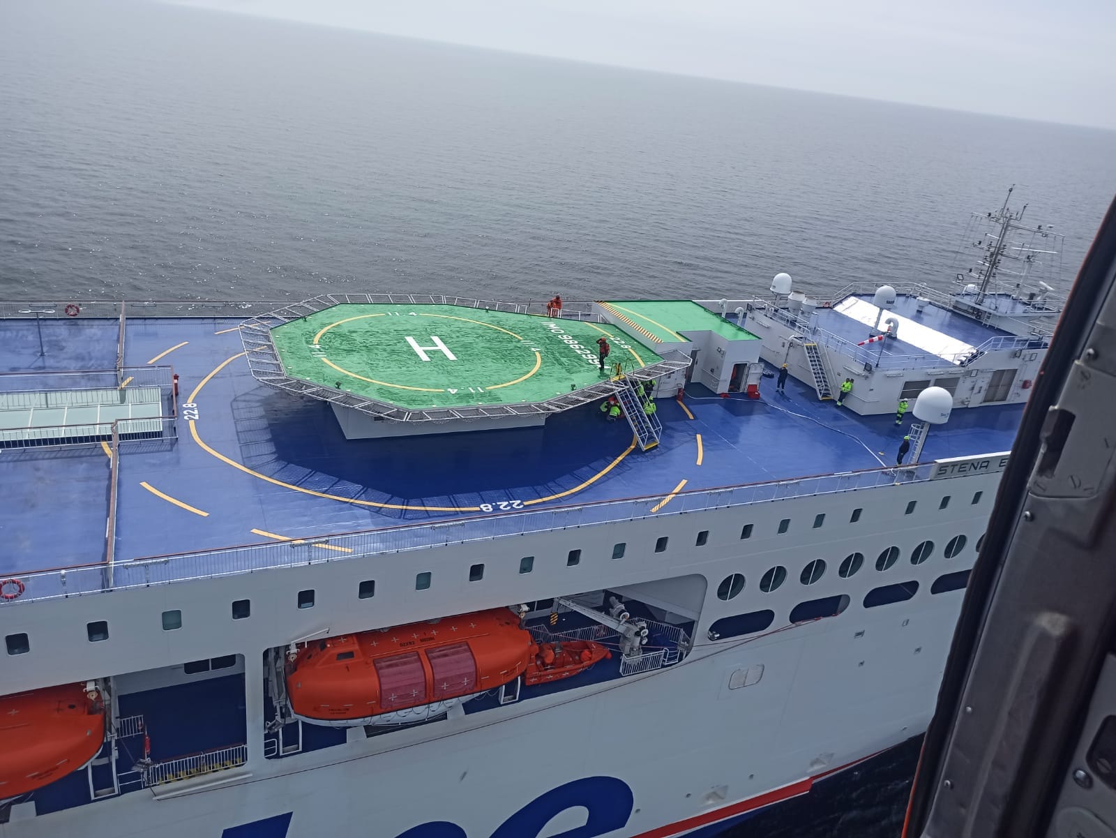 Zdjęcie z przebiegu akcji ratunkowej na promie Stena Estelle. Śmigłowiec W-3WARM podchodzi do lądowania, fot. Gdyńska Brygada Lotnictwa Marynarki Wojennej / Facebook