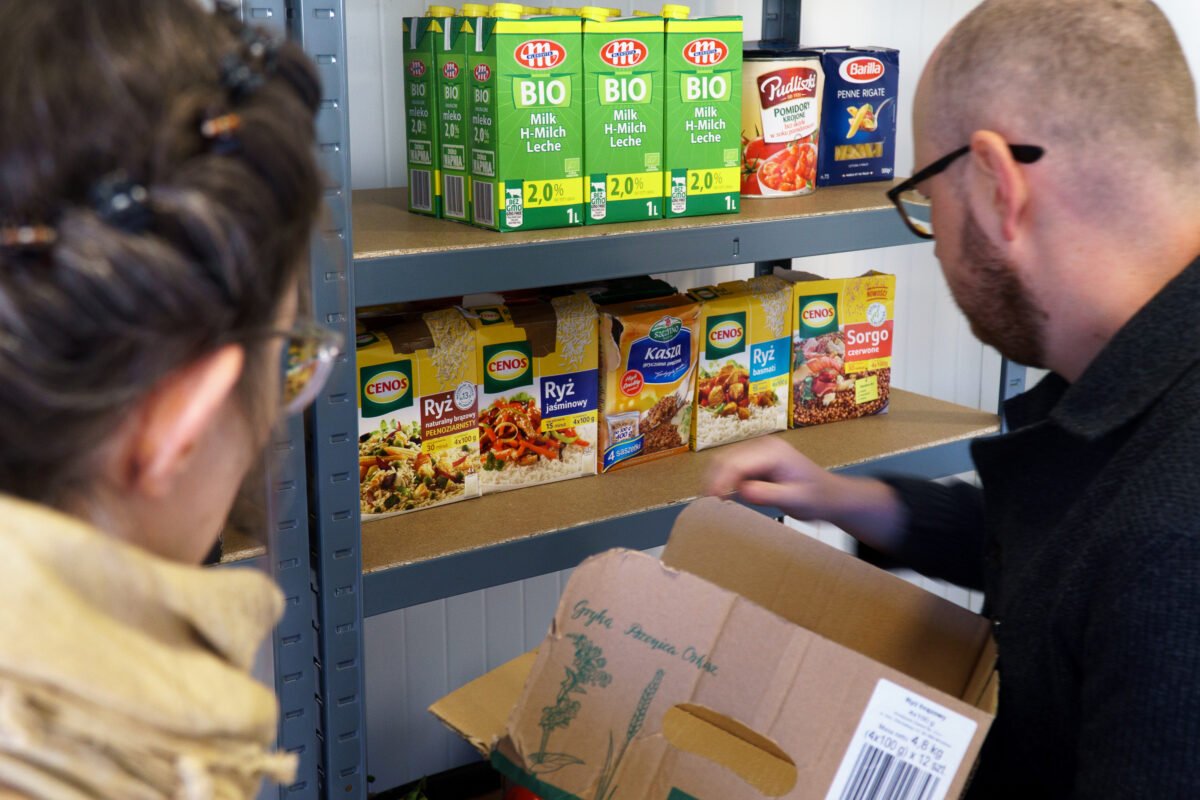 Tak wyglądają p&oacute;łki sklep&oacute;w społecznych. Jest na nich to, co akurat udało się pozyskać Bankowi Żywności od sponsor&oacute;w: sieci handlowych i firm oraz darczyńc&oacute;w, fot. Laboratorium Innowacji Społecznych w Gdyni / archiwalne