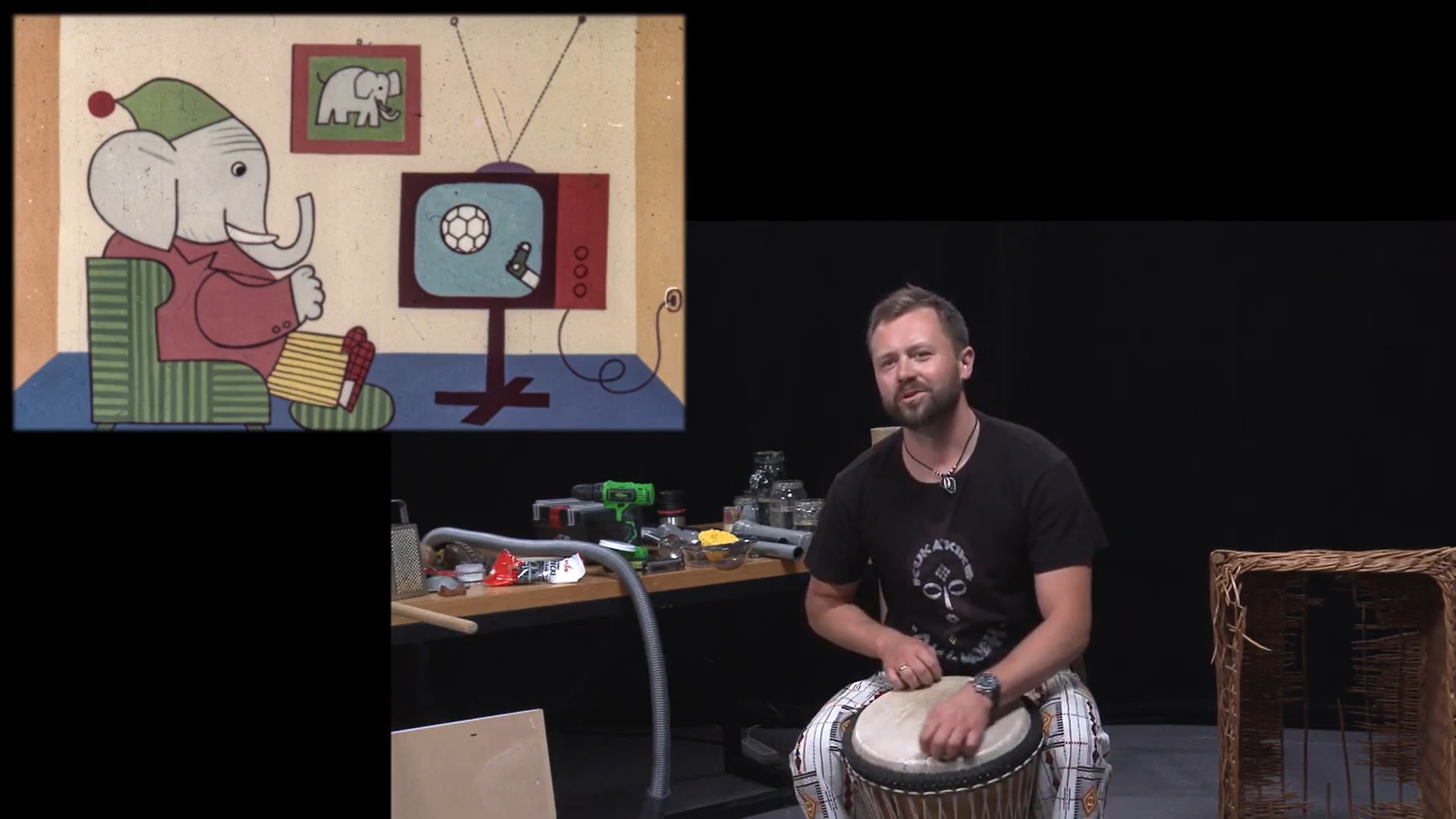 Nowa przestrzeń kina &ndash; warsztat z tworzenia dźwięk&oacute;w do bajek. Na zdjęciu Ksawery Kuligowski z bębnem djembe, kadr z filmu.