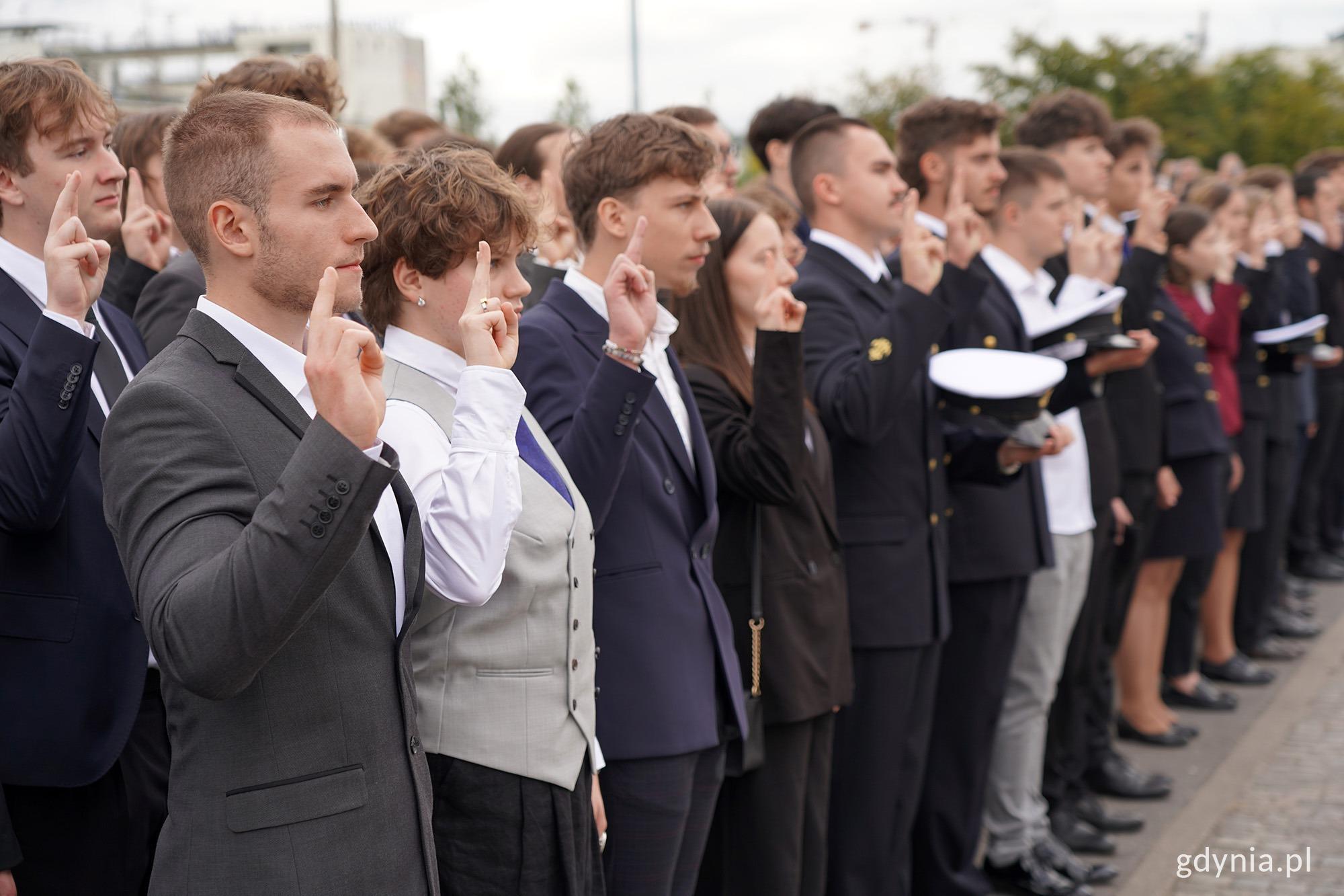 na zdjęciu studenci ślubują