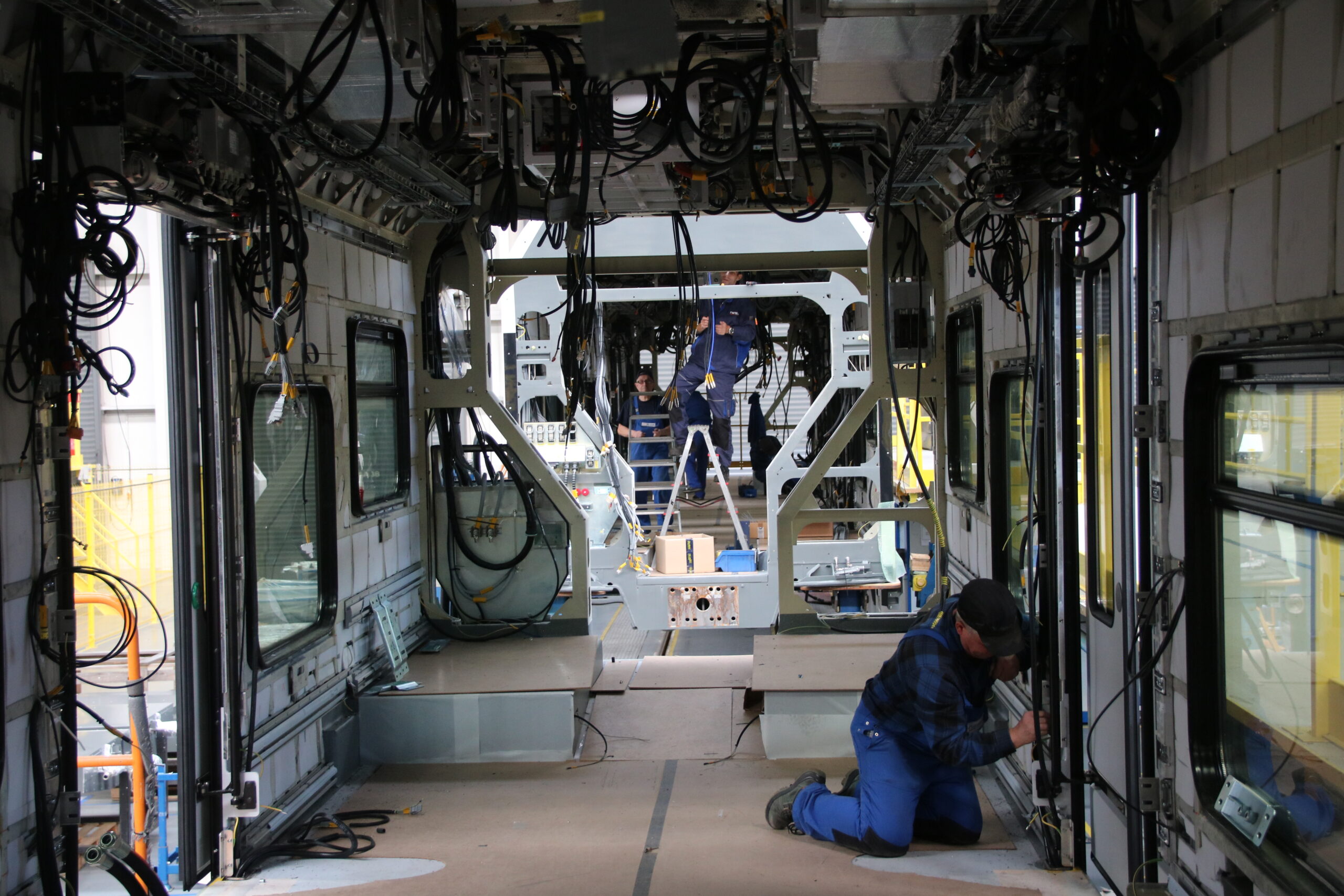 Wnętrze wagonu kolejowego w produkcji.