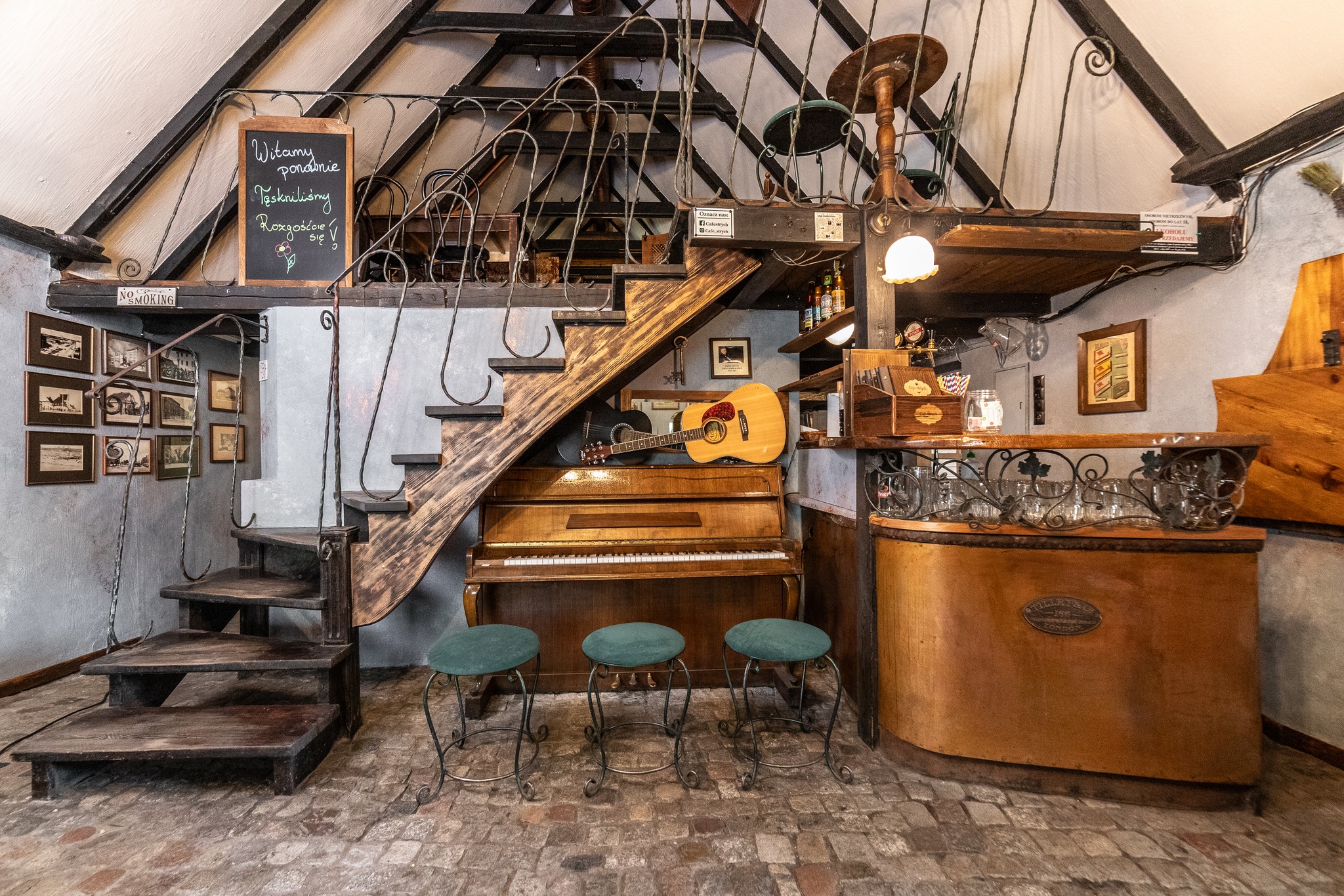 Wnętrze kawiarni Cafe Strych