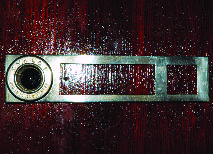 Wizjer oraz oprawa na wizyt&oacute;wkę, drzwi mieszkania w domu Bronisławy i Antoniego Konopk&oacute;w przy ul. Słupeckiej 9.