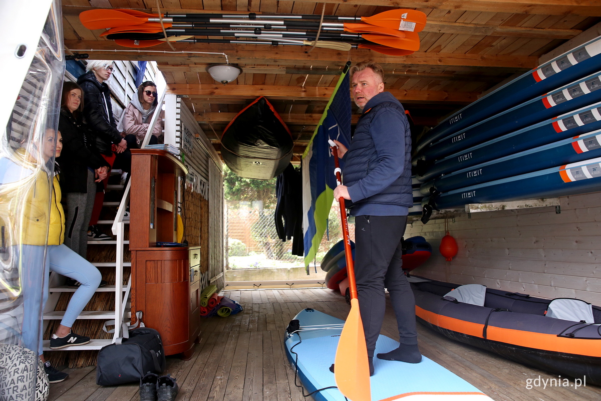 Andrzej Rybicki przeprowadza "szkolenie na sucho" z pływania na SUP-ach dla pracownik&oacute;w orłowskich hoteli. Fot. Przemysław Kozłowski