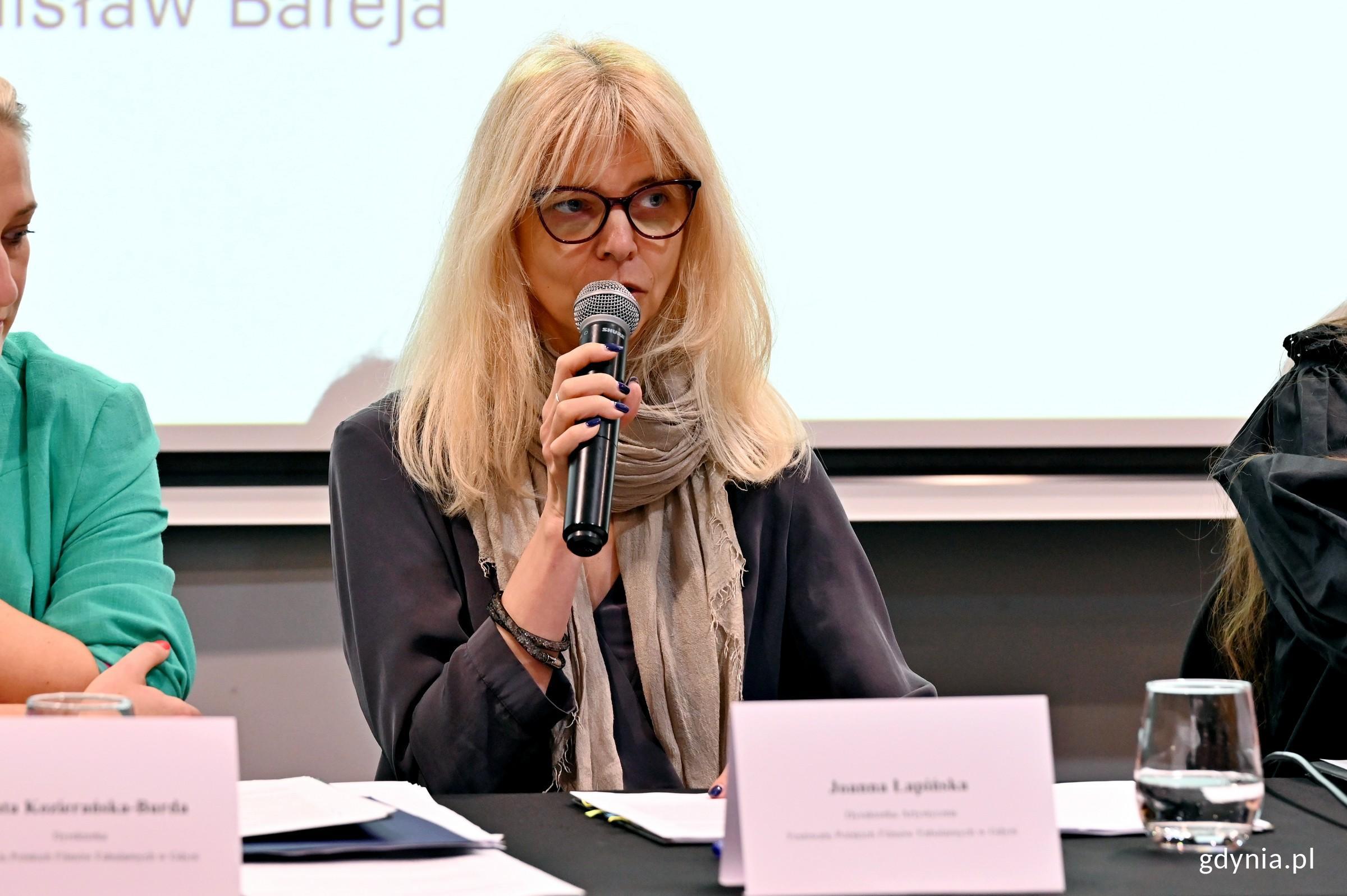 Joanna Łapińska &ndash; dyrektorka artystyczna Festiwalu Polskich Film&oacute;w Fabularnych przemawiająca podczas konferencji prasowej zapowiadającej 51. Festiwal Polskich Film&oacute;w Fabularnych (fot. Magdalena Czernek)
