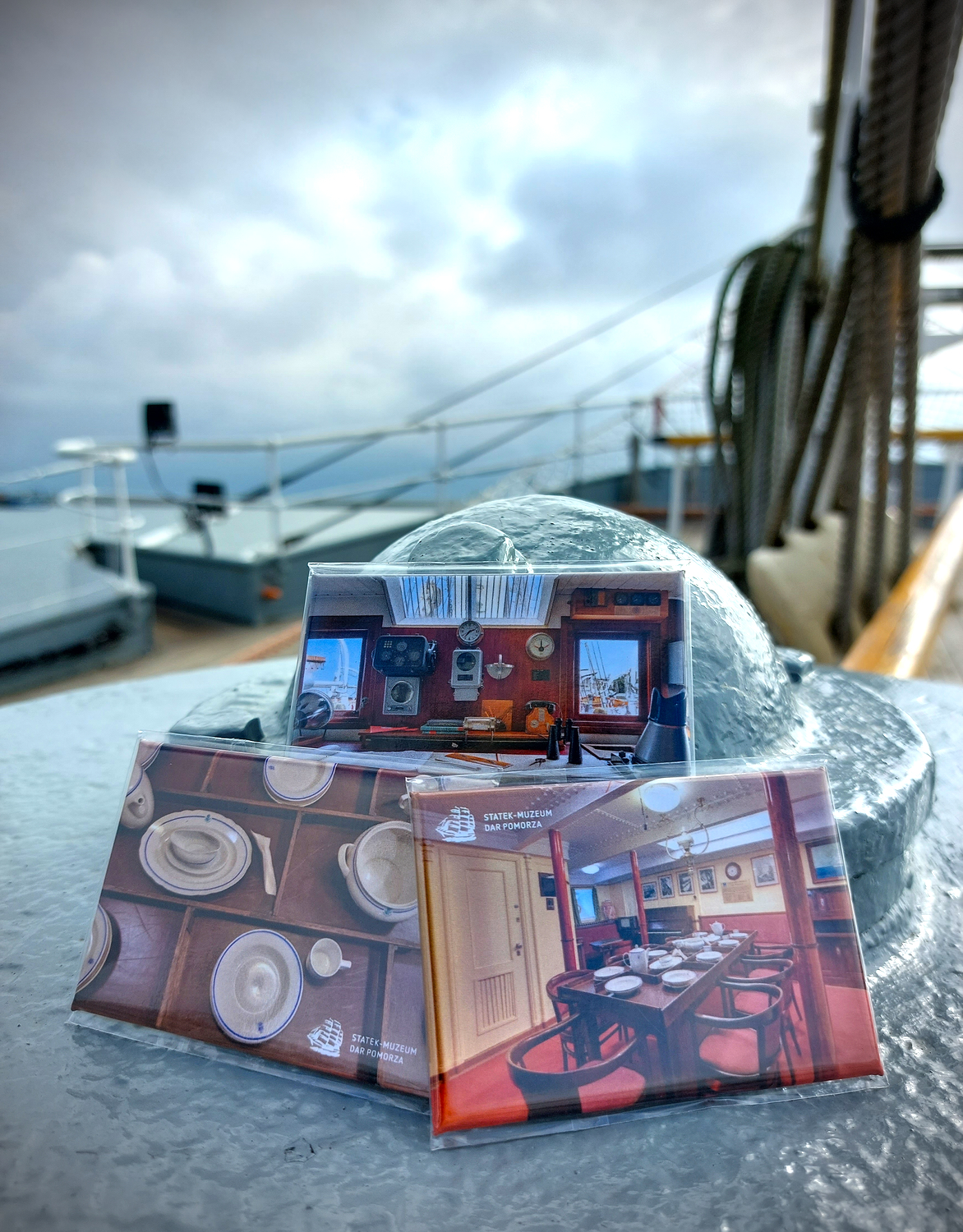 Trzy magnesy, kt&oacute;re można kupić w sklepie na pokładzie "Daru Pomorza" // fot. Narodowe Muzeum Morskie