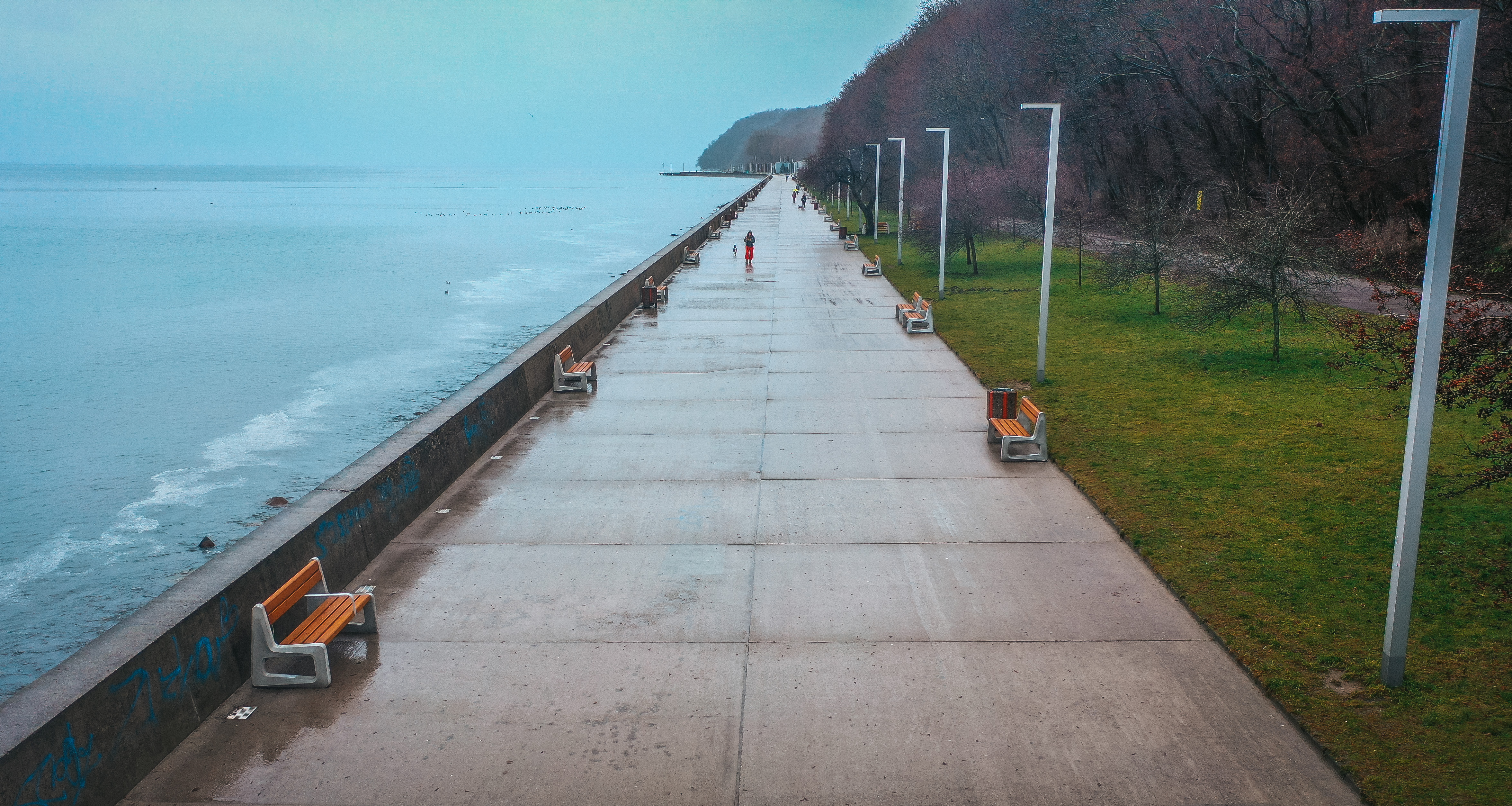 widok na bulwar nadmorski z g&oacute;ry, widoczne ławki, morze i deptak