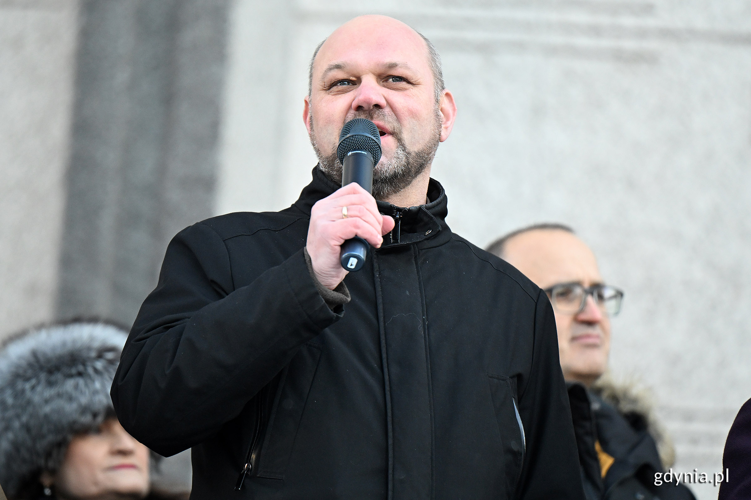 Wiceprzewodniczący Rady Miasta Gdyni Ireneusz Trojanowicz wita uczestnik&oacute;w wydarzenia