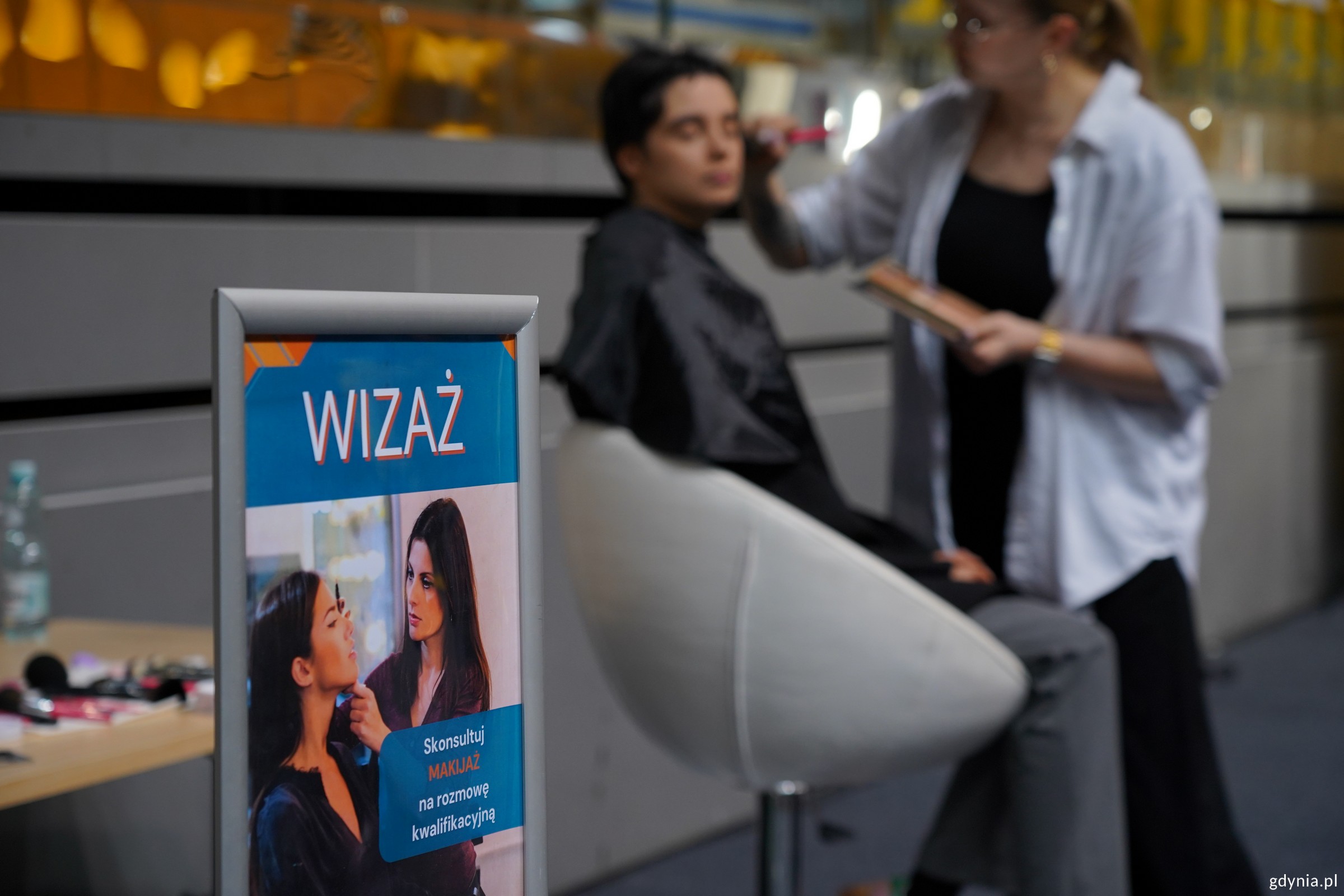 Wizażystka robi kobiecie makijaż 