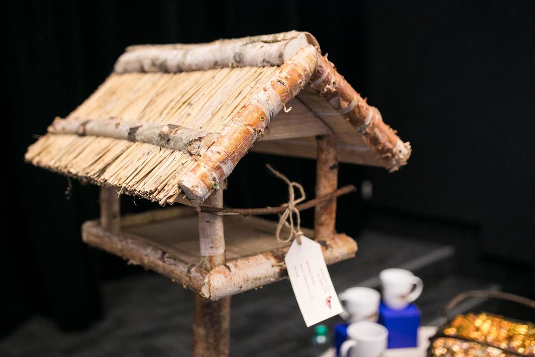 Jeden z karmnik&oacute;w dla ptak&oacute;w zbudowanych w ramach akcji "Zapraszamy ptaki do Gdyni", fot. Karol Stańczak / archiwum