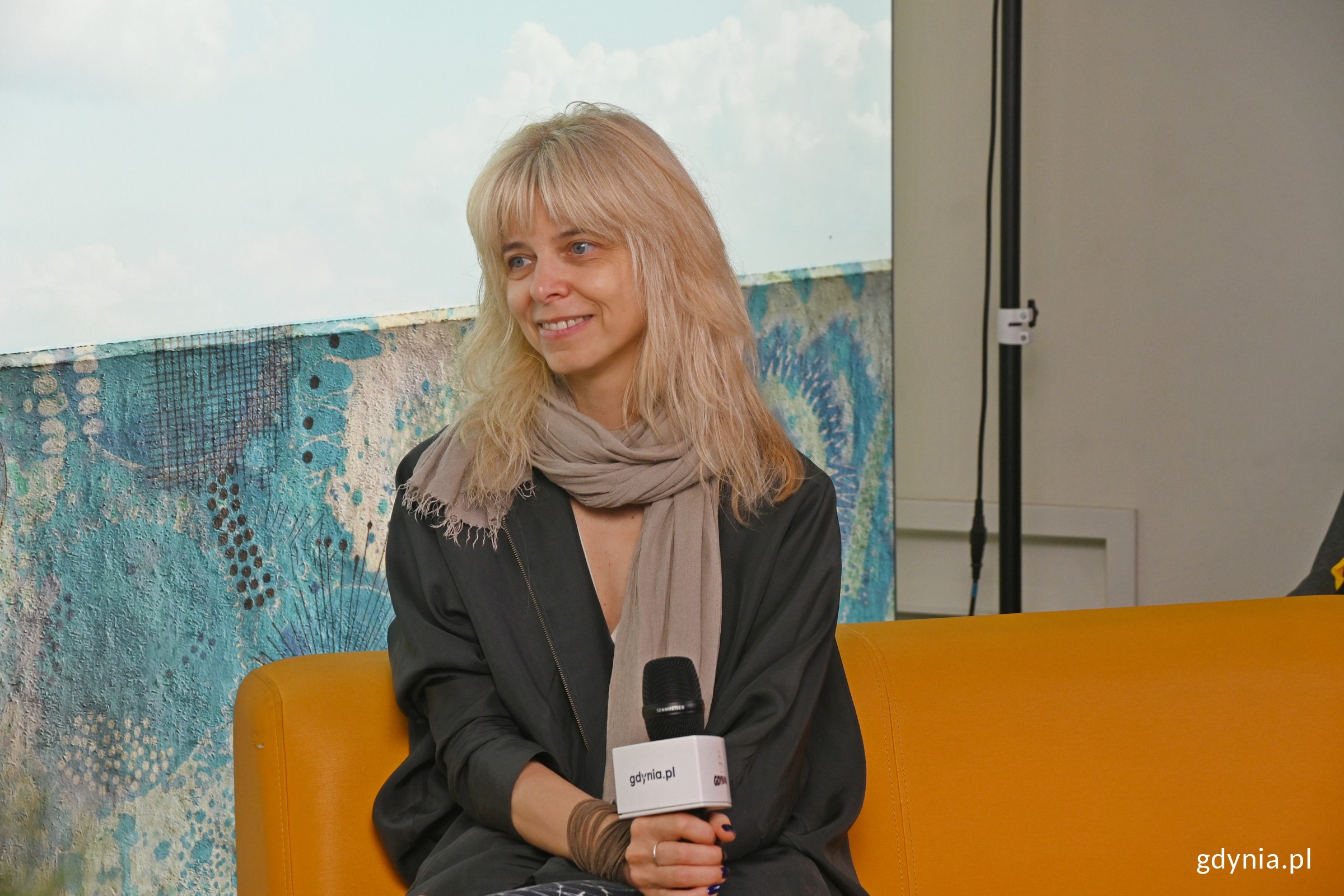 Joanna Łapińska, dyrektor artystyczna Festiwalu Polskich Film&oacute;w Fabularnych, w studiu &bdquo;Gdynia Filmowa&rdquo; (fot. Dominika Sobiech)