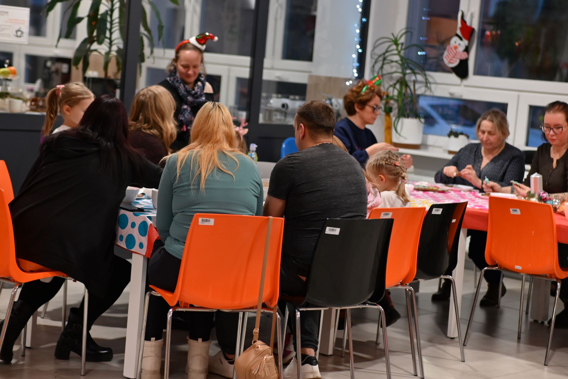 grupa os&oacute;b w r&oacute;żnym wieku przy świątecznym stole