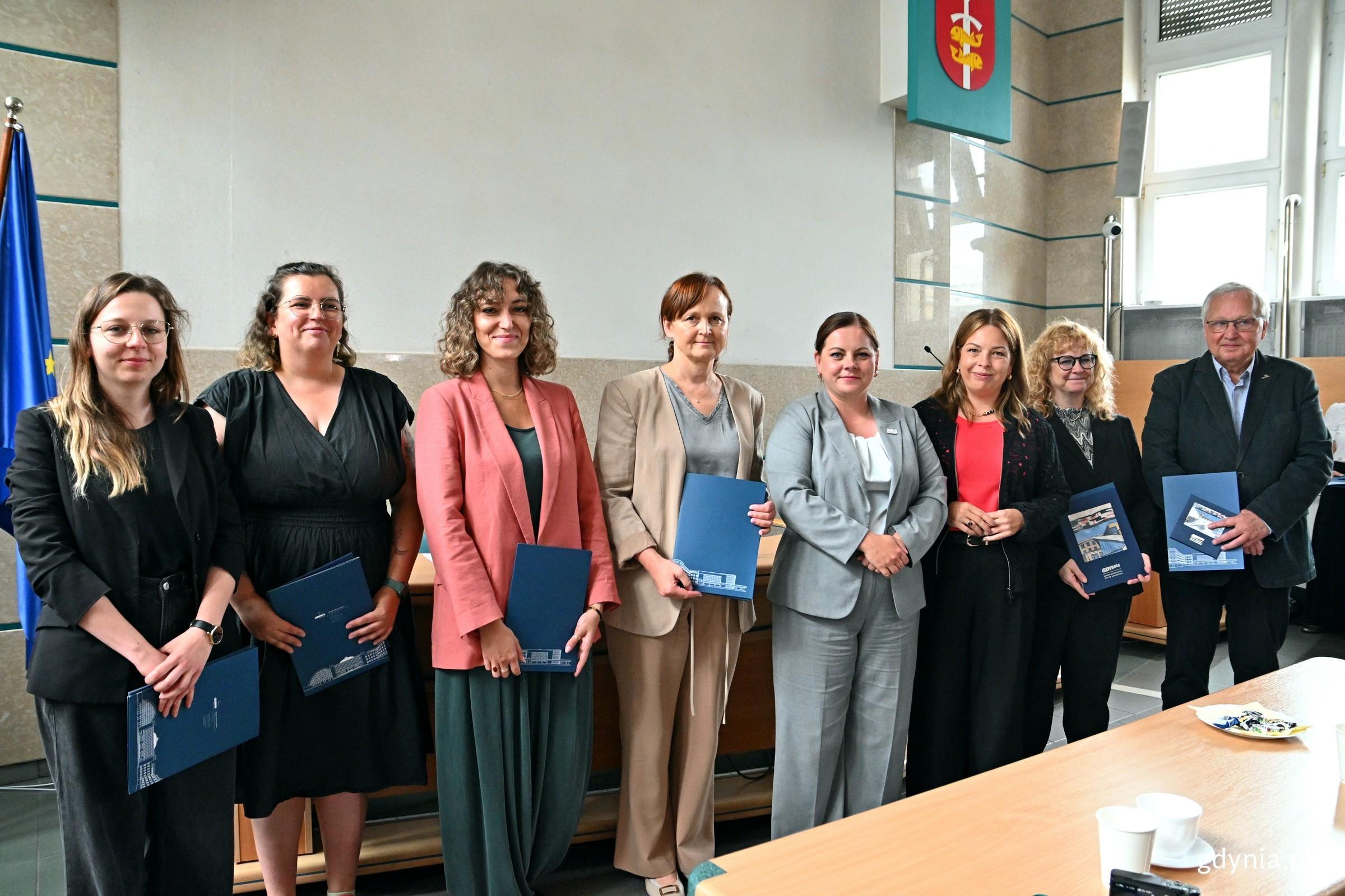 Od lewej: Luiza Skrzypkowska z Biura Miejskiego Konserwatora Zabytk&oacute;w w Gdyni, mgr inż. arch. Alina Limańska-Michalska &ndash; kierownik Wydziału ds. Zabytk&oacute;w Nieruchomych Wojew&oacute;dzkiego Urzędu Ochrony Zabytk&oacute;w w Gdańsku, Celina Łozowska &ndash; kierowniczka Biura Miejskiego Konserwatora Zabytk&oacute;w w Gdyni, mgr inż. arch. Iwona Markesić &ndash; dyrektorka Biura Planowania Przestrzennego Miasta Gdyni, prezydent Gdyni Aleksandra Kosiorek, wiceprezydentka Oktawia Gorzeńska, Joanna Leman &ndash; kierownik Referatu Wsp&oacute;łpracy z Zagranicą Urzędu Miasta Gdyni oraz mgr inż. arch. Marek Karzyński &ndash; były dyrektor Biura Planowania Przestrzennego Miasta Gdyni podczas spotkania w Urzędzie Miasta Gdyni (fot. Magdalena Czernek)