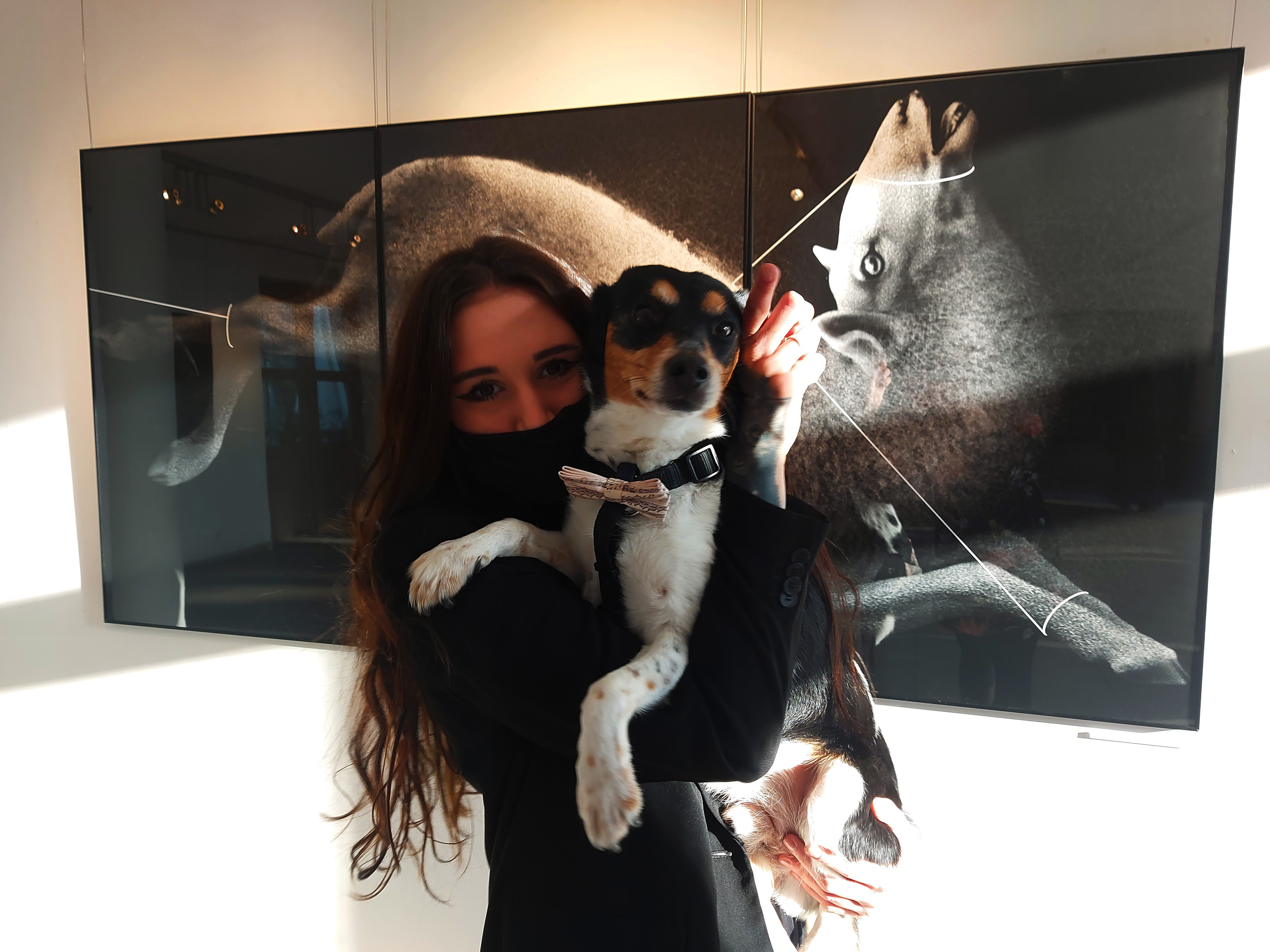 Na zdj. Marcelina Cedrzyńska na tle swoich prac, fot. Ewa Manuszewska