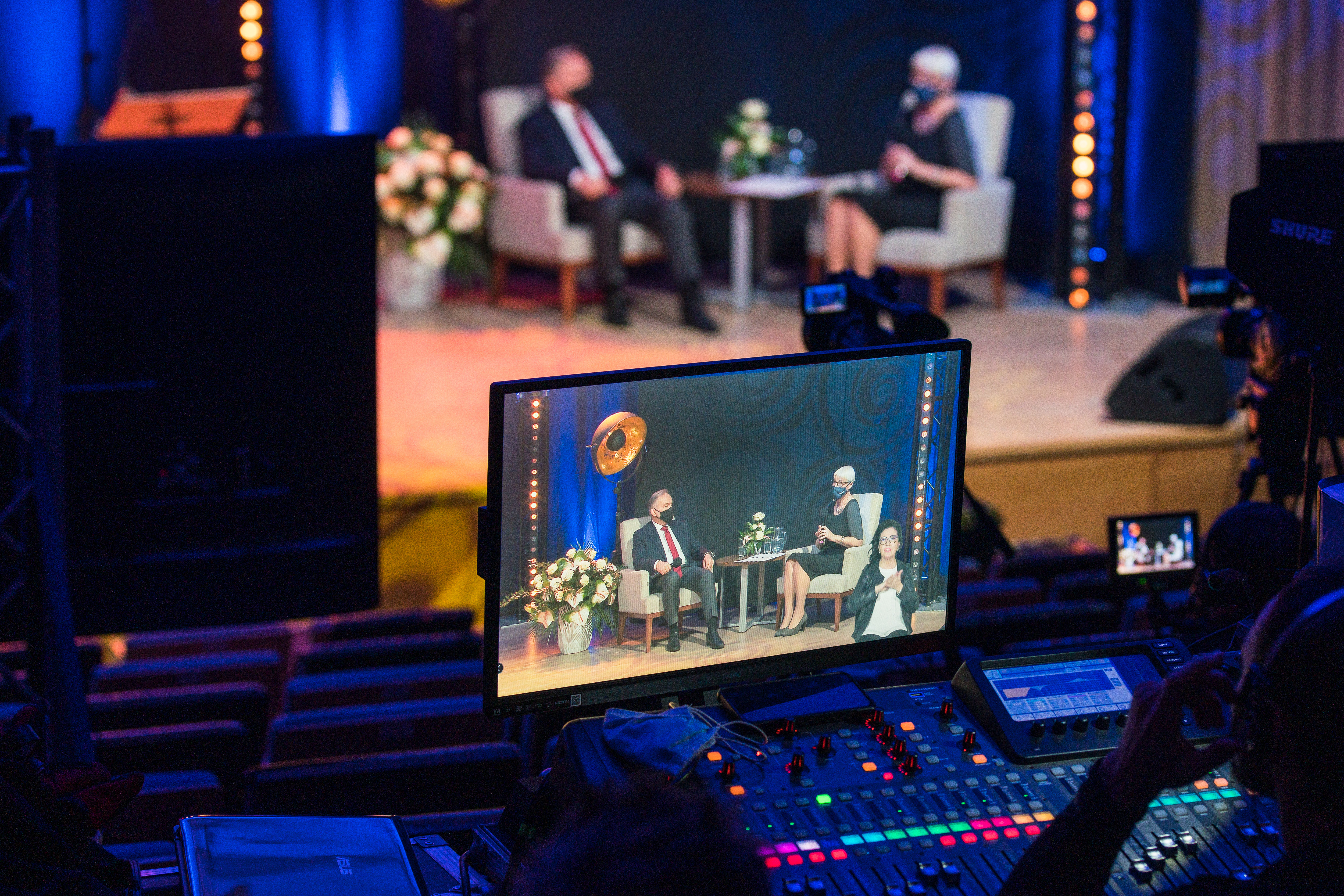 Uroczysta sesja Rady Miasta Gdyni z okazji urodzin Gdyni. W budynku Szkoły Muzycznej w Gdyni obecni byli Wojciech Szczurek, prezydent Gdyni oraz Joanna Zielińska, przewodnicząca Rady. Pozostali radni połączeni byli on-line za pomocą platformy Zoom. Całość była transmitowana na żywo // fot. Anna Rezulak