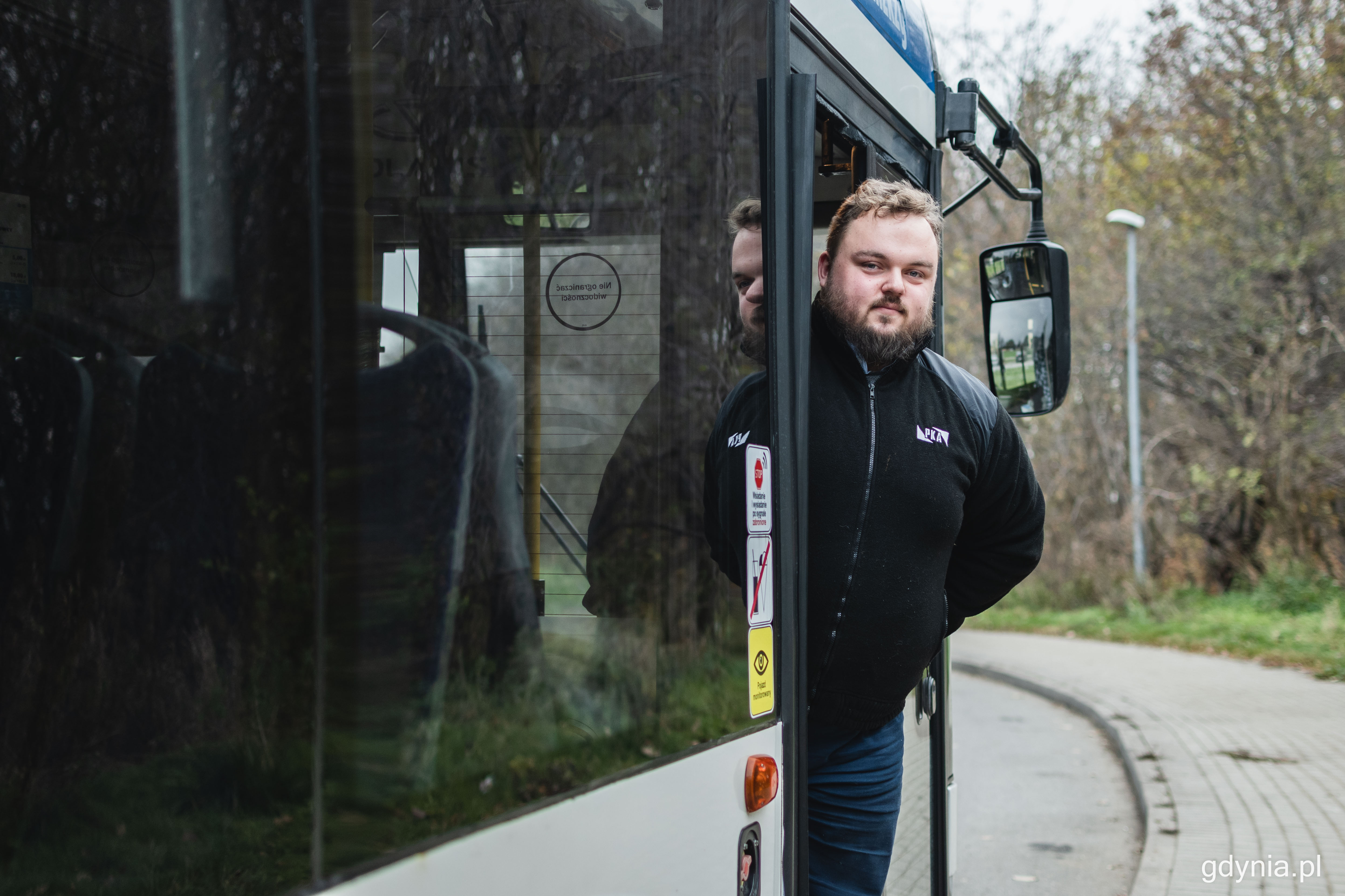 Dominik Obara w autobusie PKA. Fot. Kamil Złoch