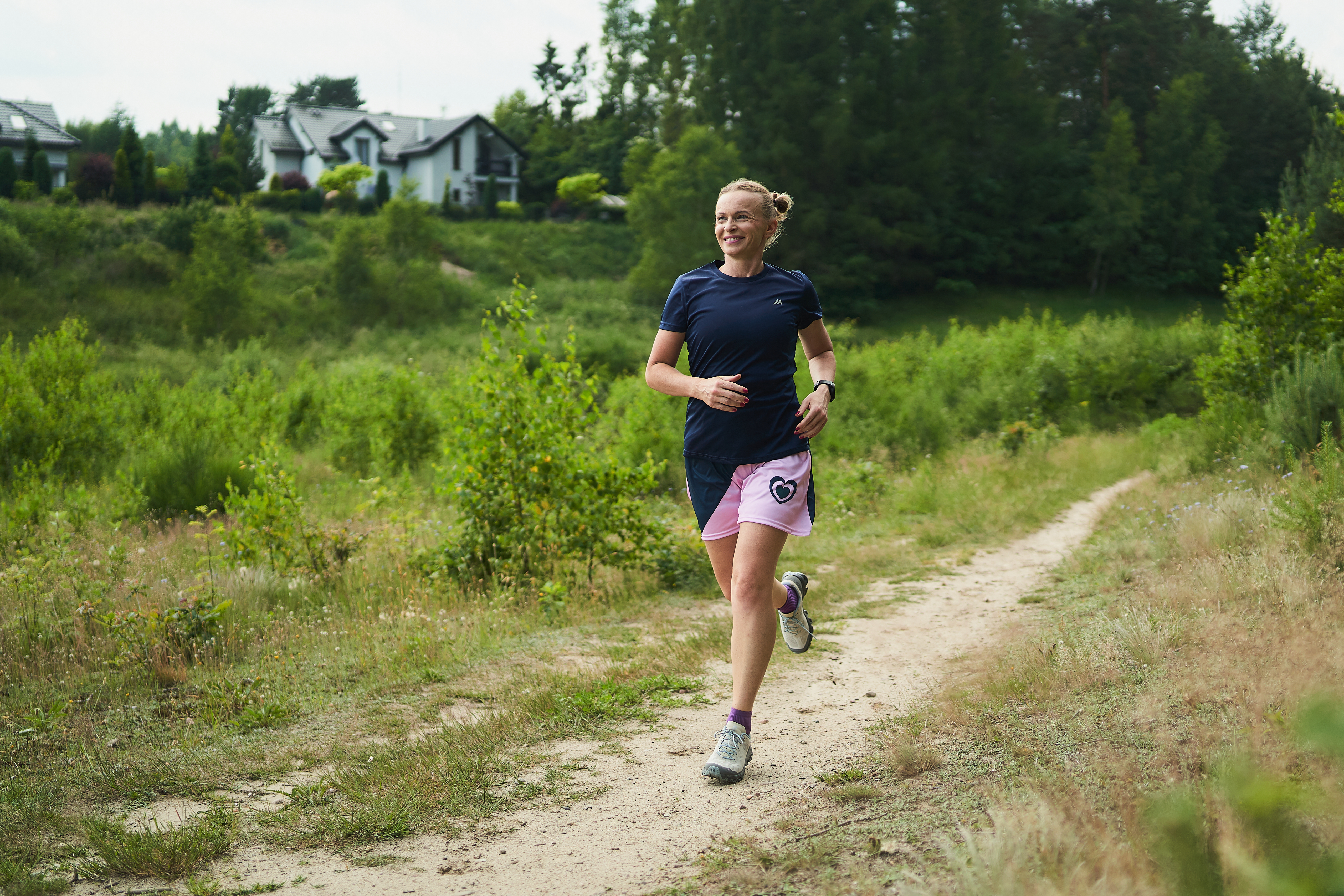 Wiola Czuryńska w czasie sesji zdjęciowej Shootit. Biegnie przez pole.