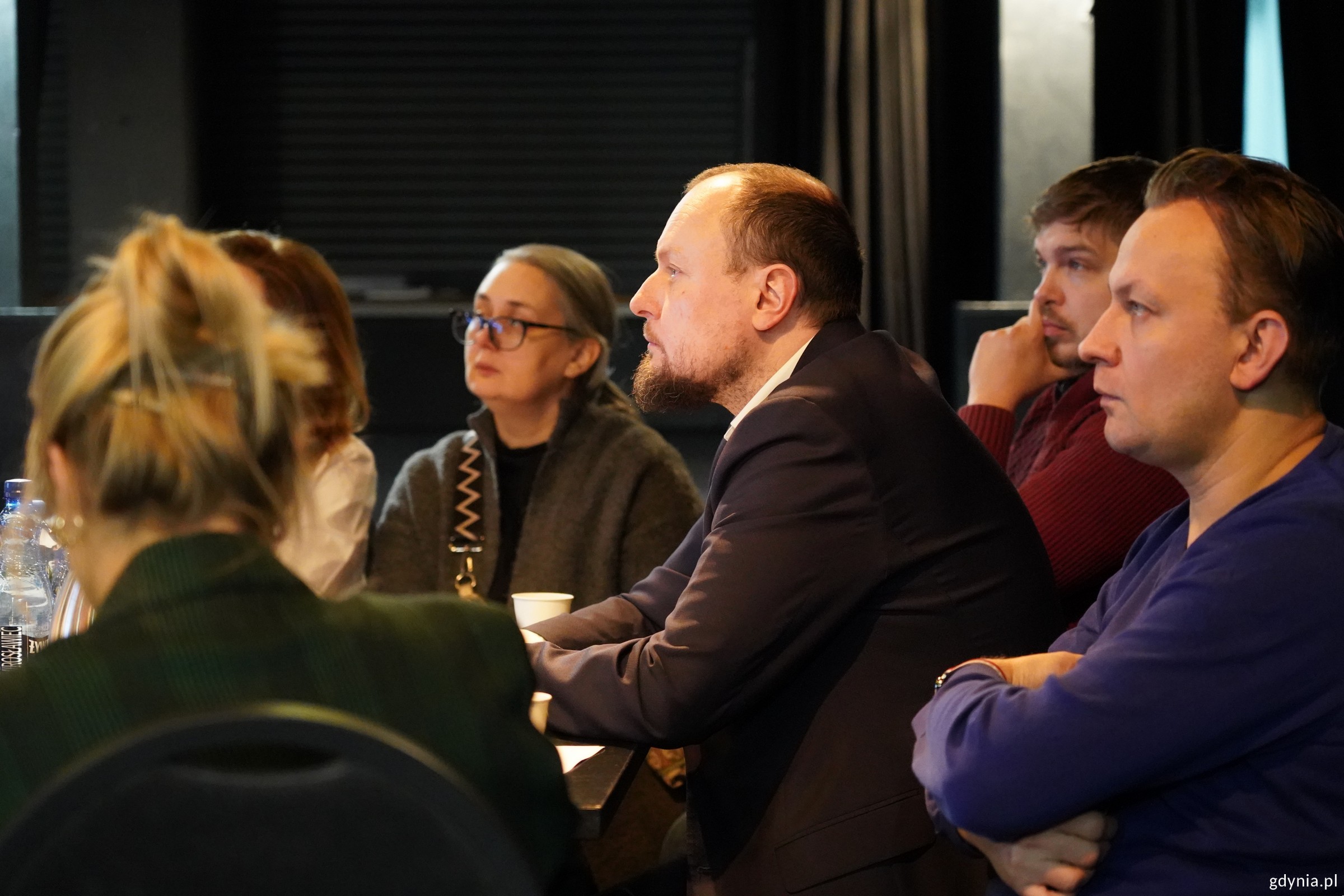 Przy stole siedzą: Mariusz Bzdęga, dyrektor zarządzający ds. kultury i aktywności mieszkańc&oacute;w, Dominik Aziewicz, radny miasta oraz członkowie GRK: Kordian Kulaszewicz i Ida Bocian