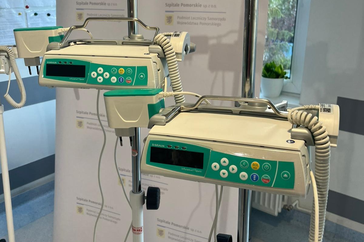 Dwie z dziewięciu pomp infuzyjnych przekazanych gdyńskiemu szpitalowi przez Fundację św. Patryka 