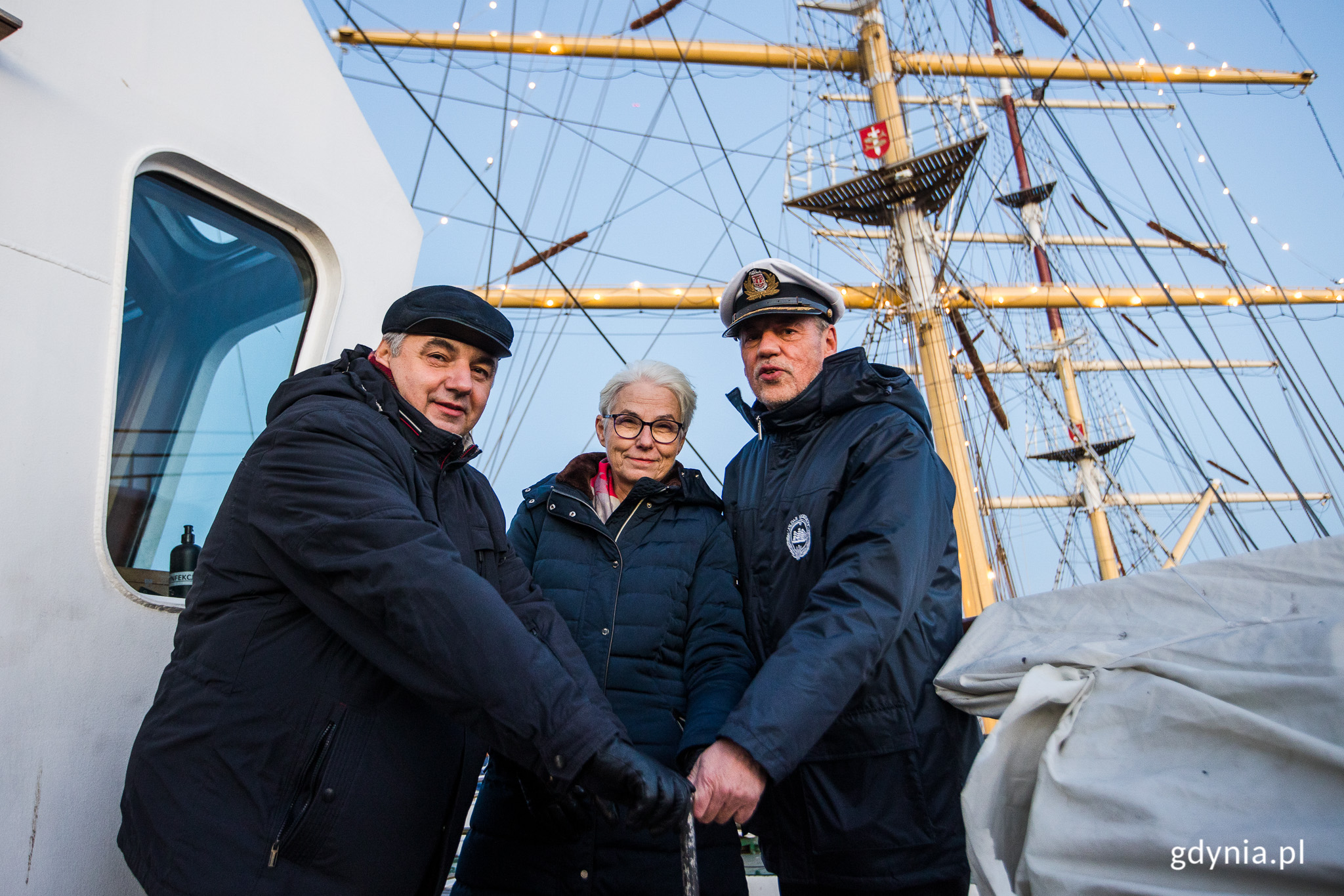 Od lewej: prof. dr hab. inż. kpt. ż. w. Adam Weintrit &ndash; rektor Uniwersytetu Morskiego w Gdyni, Joanna Zielińska &ndash; przewodnicząca Rady Miasta Gdyni oraz kpt. ż. w. Mirosław Peszkowski &ndash; komendant &bdquo;Daru Młodzieży&rdquo; odpalają iluminacje na żaglowcu // fot. Karol Stańczak