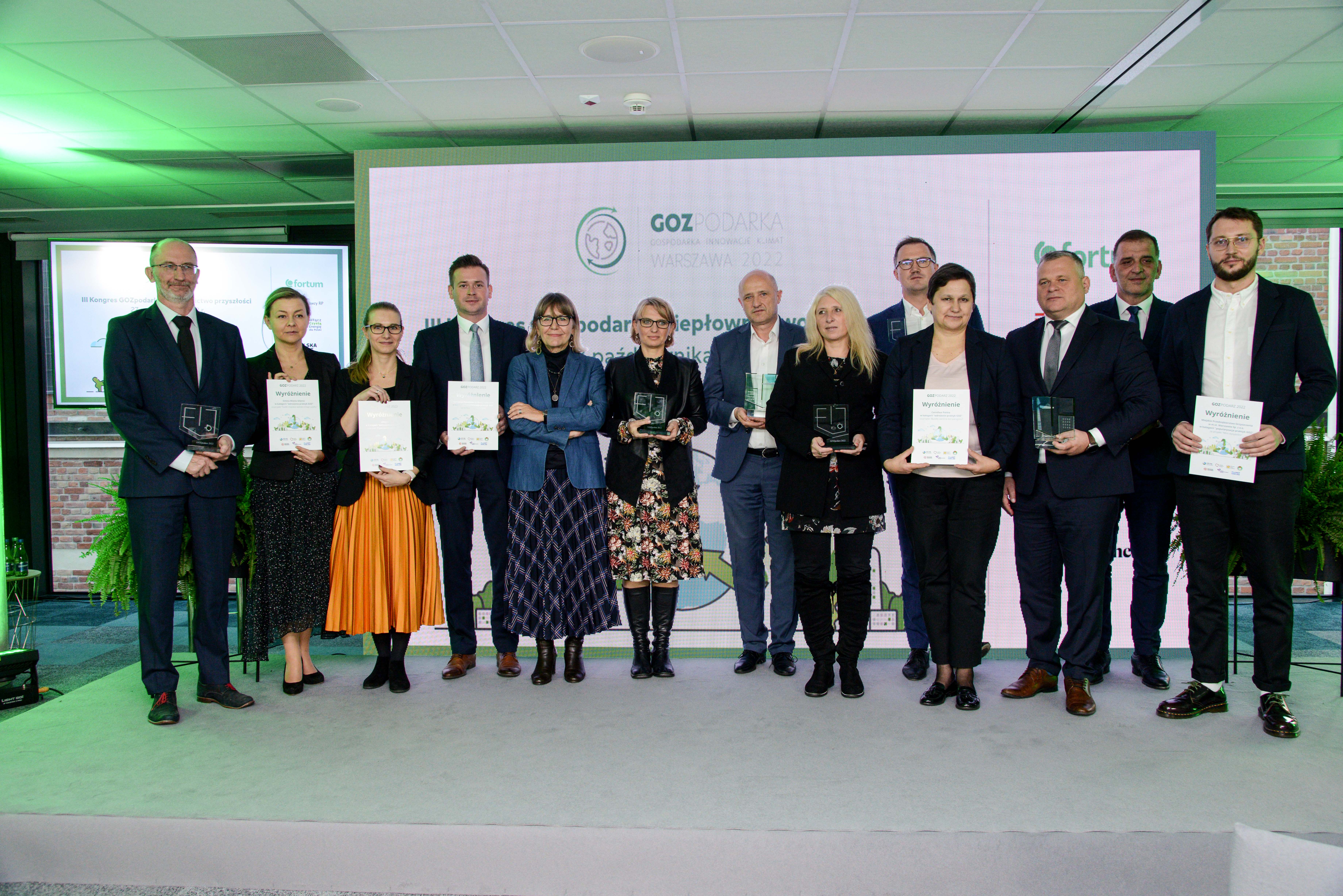 Nagrodzeni i wyr&oacute;żnieni w konkursie &bdquo;GOZpodarz 2022&rdquo;. Druga z lewej odbierająca wyr&oacute;żnienie dla miasta Gdyni Dorota Marszałek-Jalowska, zastępca naczelnika Wydziału Środowiska Urzędu Miasta Gdyni, fot. mat. prasowe