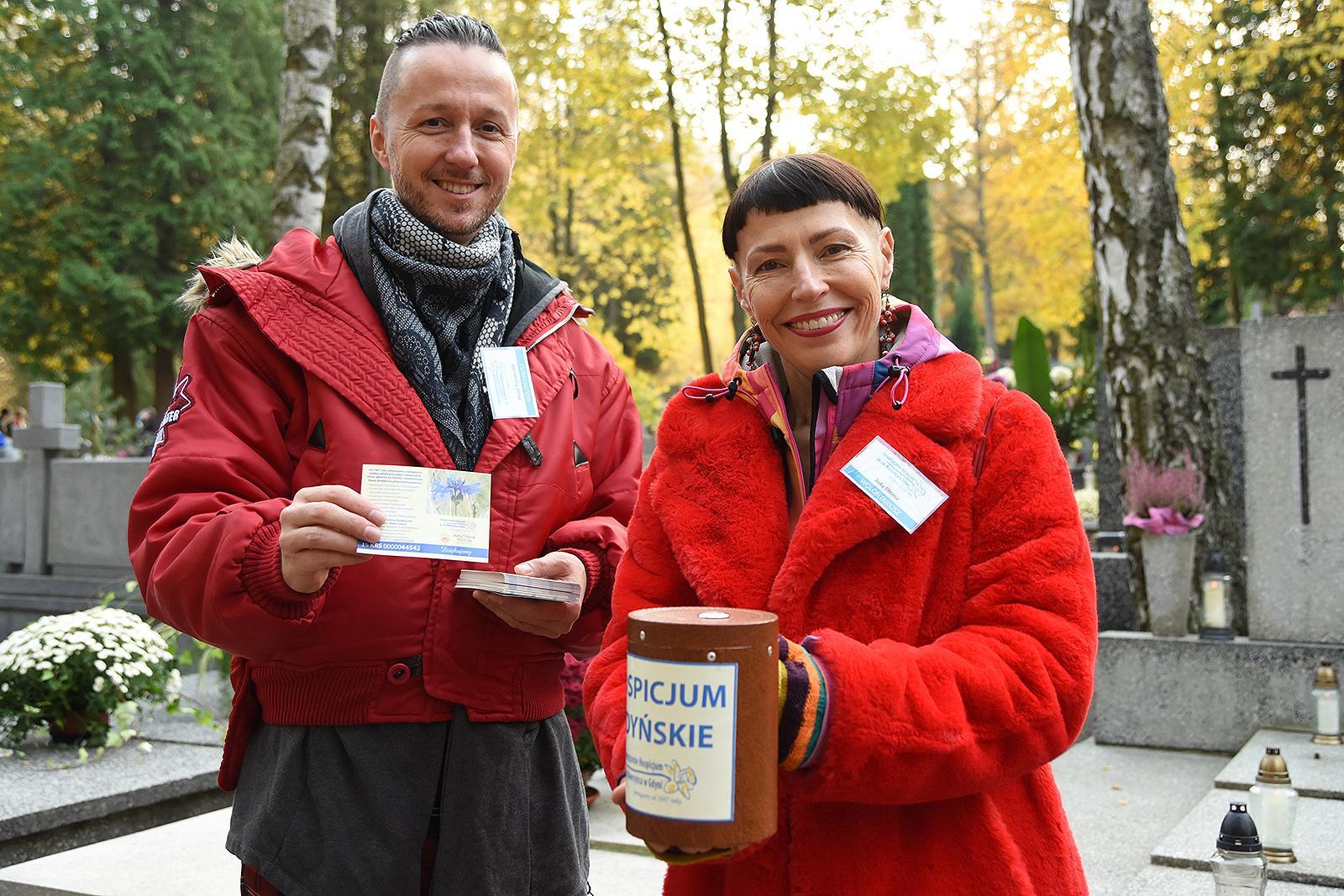 Wśr&oacute;d kwestujących można było spotkać Jolę Słomę i Mirka Trymbulaka, propagator&oacute;w slow life i zdrowego żywienia, fot. Michał Puszczewicz