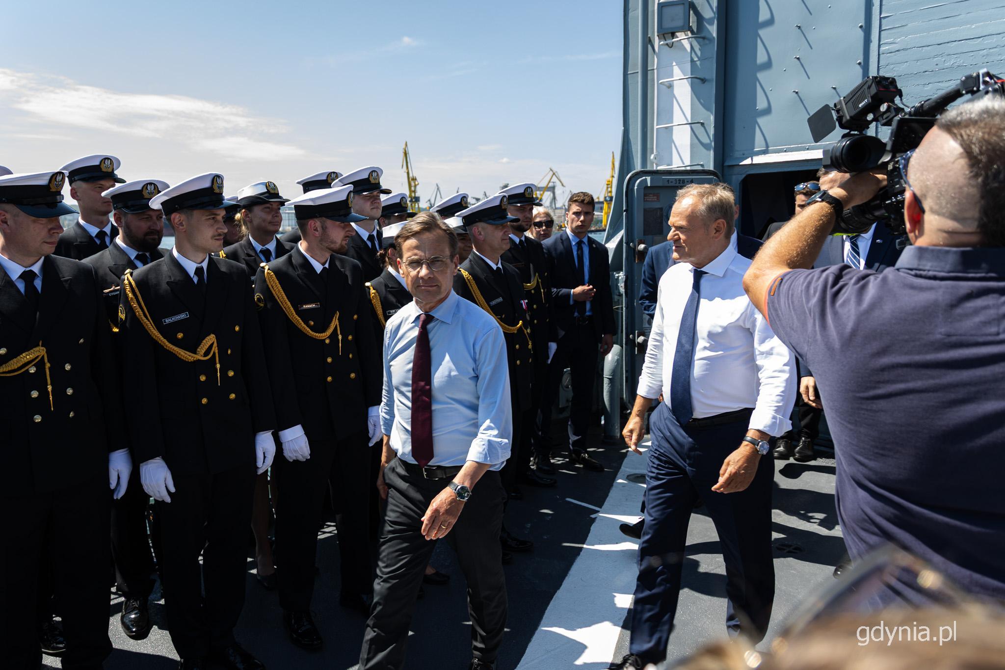 Pokład ORP Kościuszko, wchodzą Ulf Kristersson i Donald Tusk, obok marynarze w mundurach
